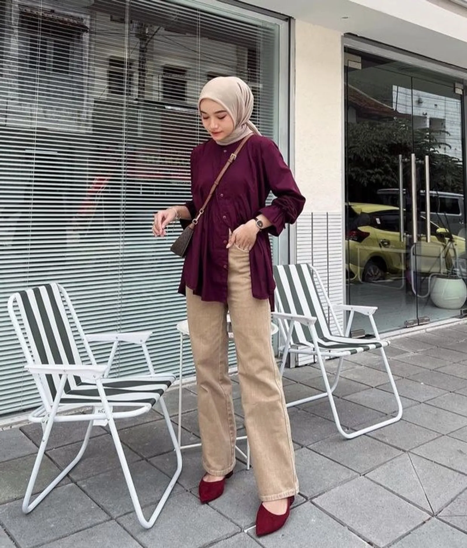 Baju Maroon Cocok dengan Jilbab Warna Apa? Ini 12 Rekomendasinya!