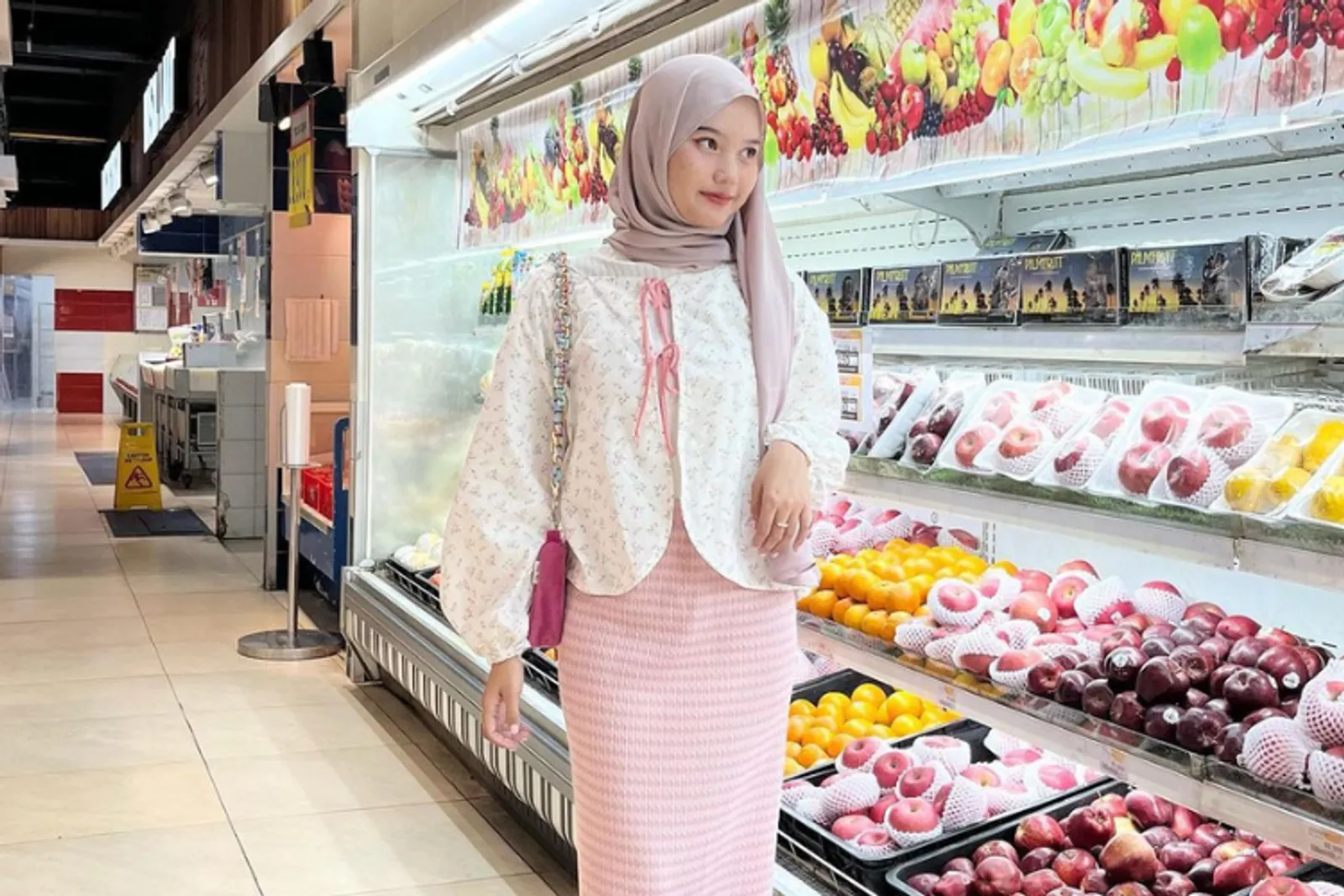 7 Inspirasi OOTD Rok Pink buat Tampilan Berhijab Manis dan Lebih Modis