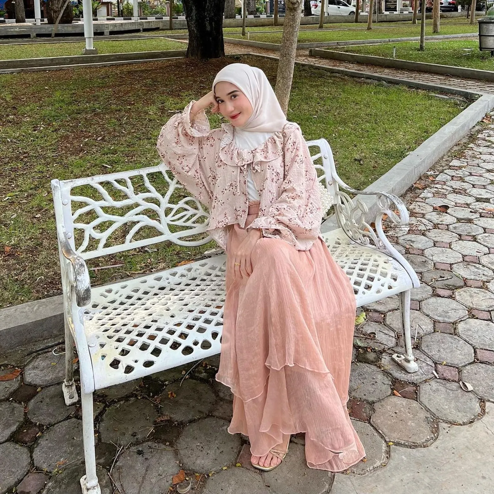 7 Inspirasi OOTD Rok Pink buat Tampilan Berhijab Manis dan Lebih Modis