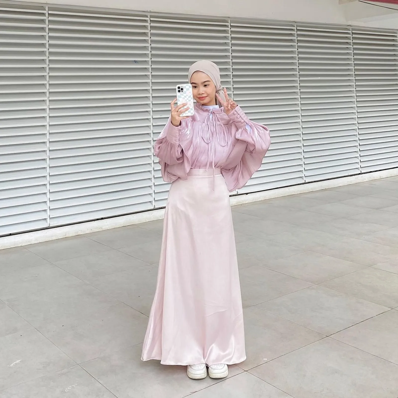 7 Inspirasi OOTD Rok Pink buat Tampilan Berhijab Manis dan Lebih Modis