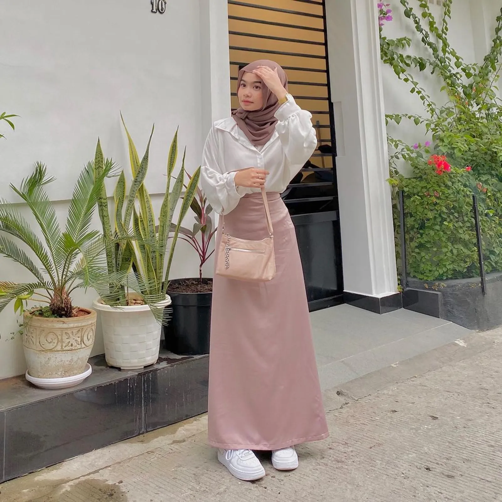 7 Inspirasi OOTD Rok Pink buat Tampilan Berhijab Manis dan Lebih Modis