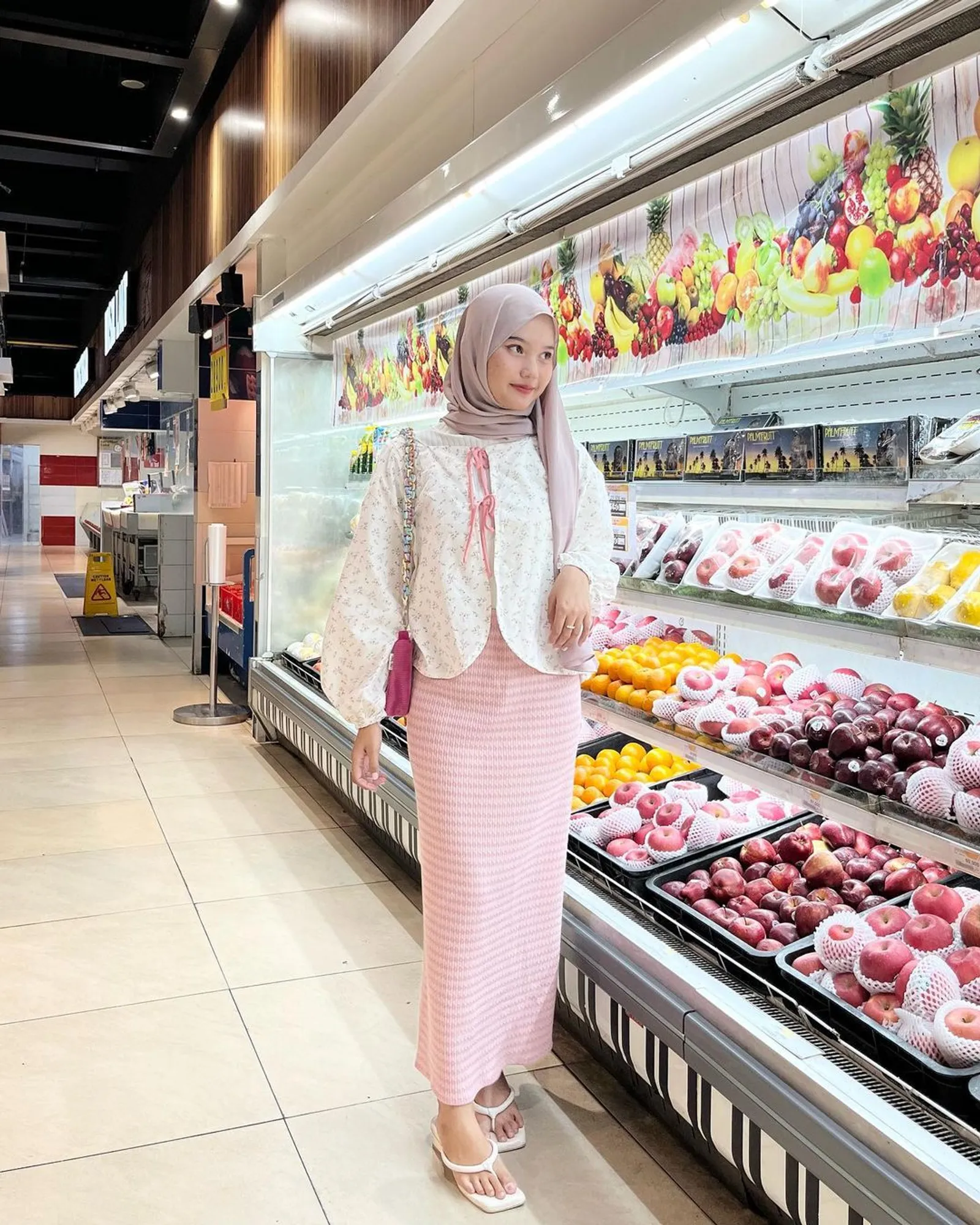 7 Inspirasi OOTD Rok Pink buat Tampilan Berhijab Manis dan Lebih Modis