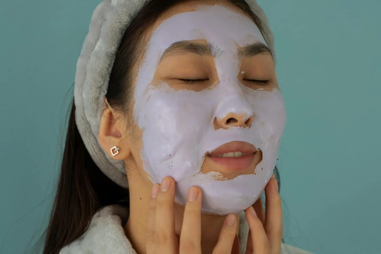 8 Cara Pakai Masker Wajah yang Benar agar Manfaatnya Lebih Optimal