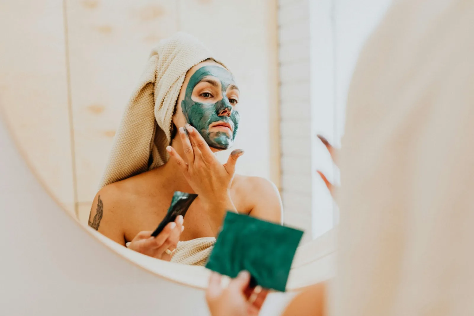 8 Cara Pakai Masker Wajah yang Benar agar Manfaatnya Lebih Optimal