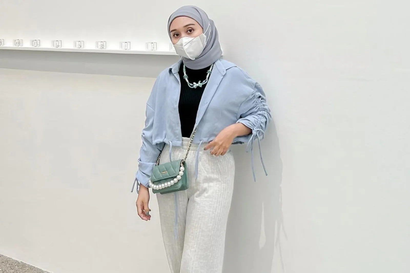 5 Ide Mix and Match Crop Top Hijab, Bikin Tampilan Makin Kece