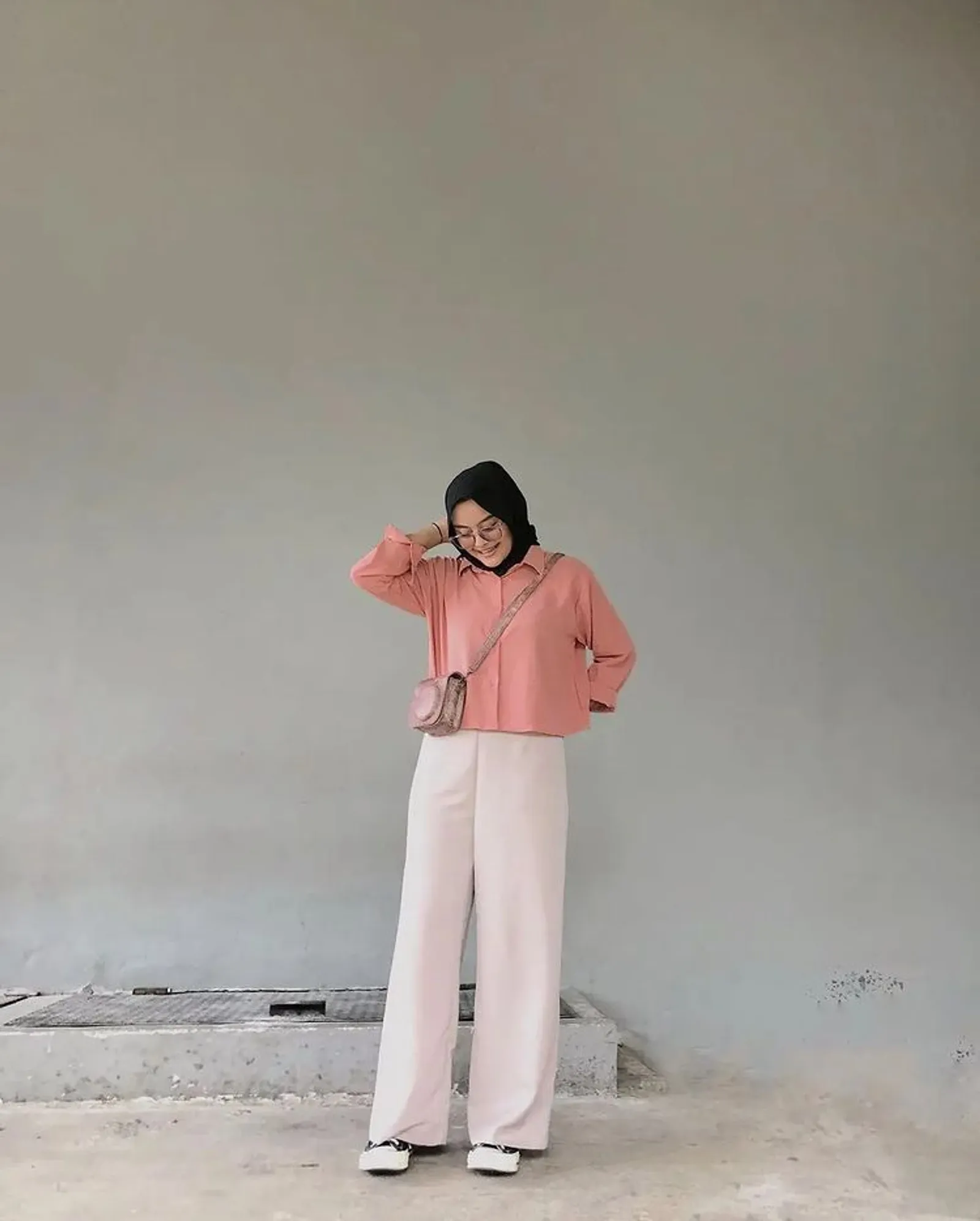 5 Ide Mix and Match Crop Top Hijab, Bikin Tampilan Makin Kece