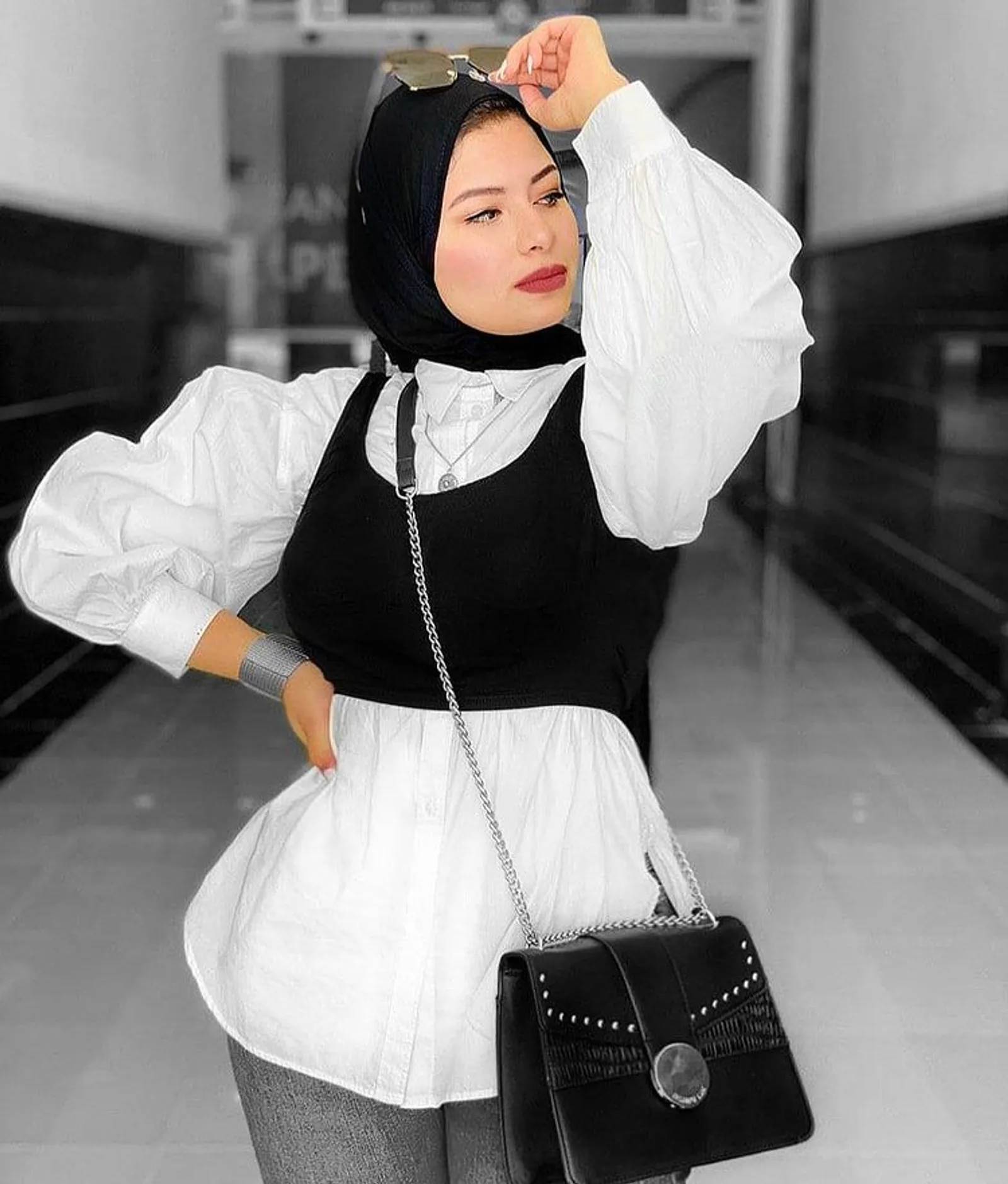 5 Ide Mix and Match Crop Top Hijab, Bikin Tampilan Makin Kece