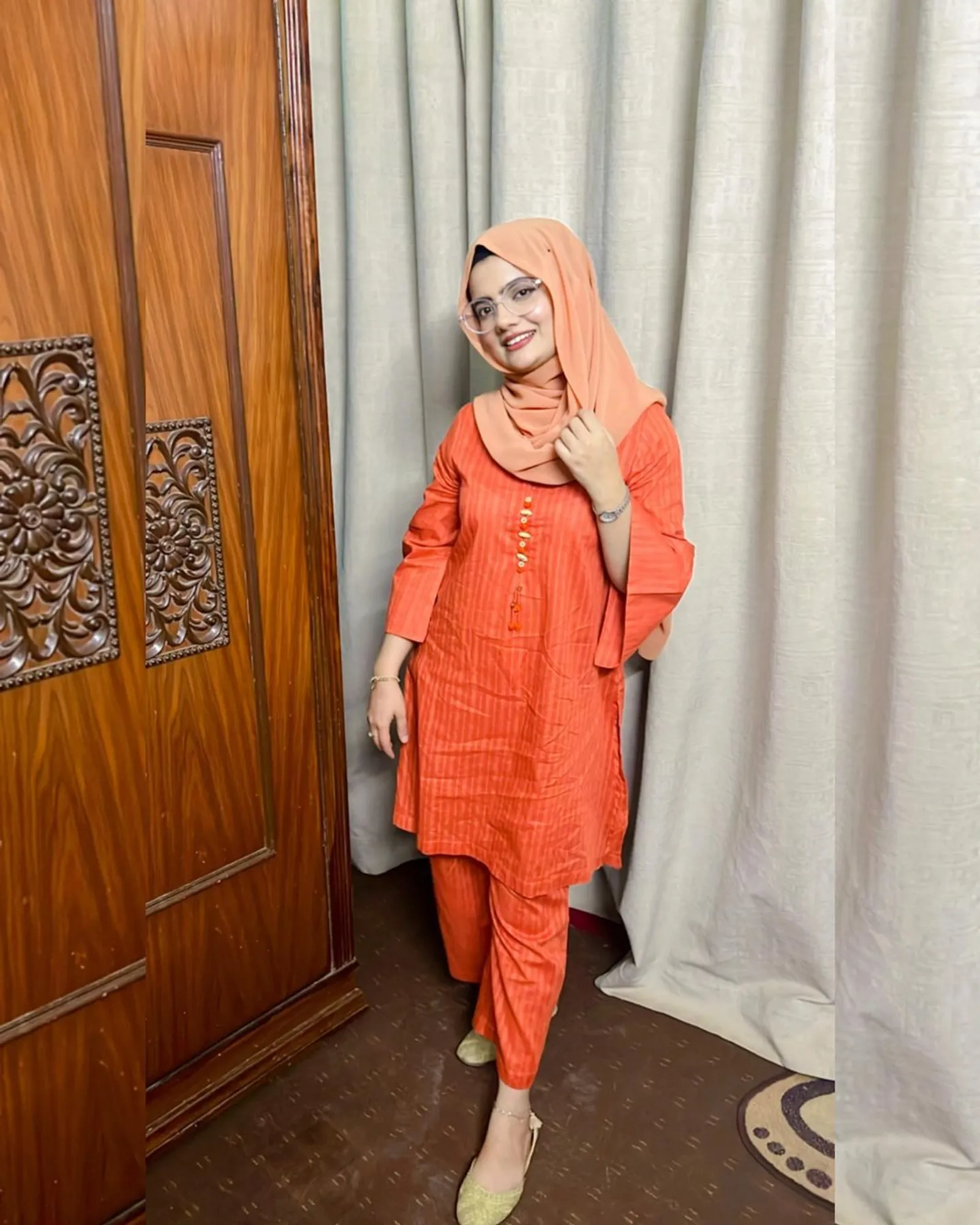 Perpaduan Warna Baju Orange dengan Jilbab Apa? Ini 8 Rekomendasinya