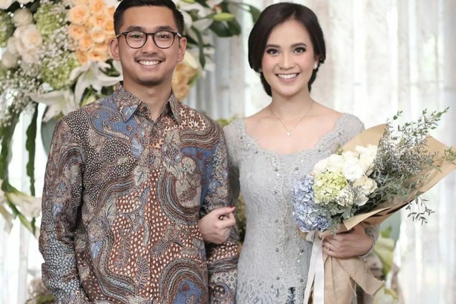 5 Baju untuk Lamaran Sederhana di Rumah