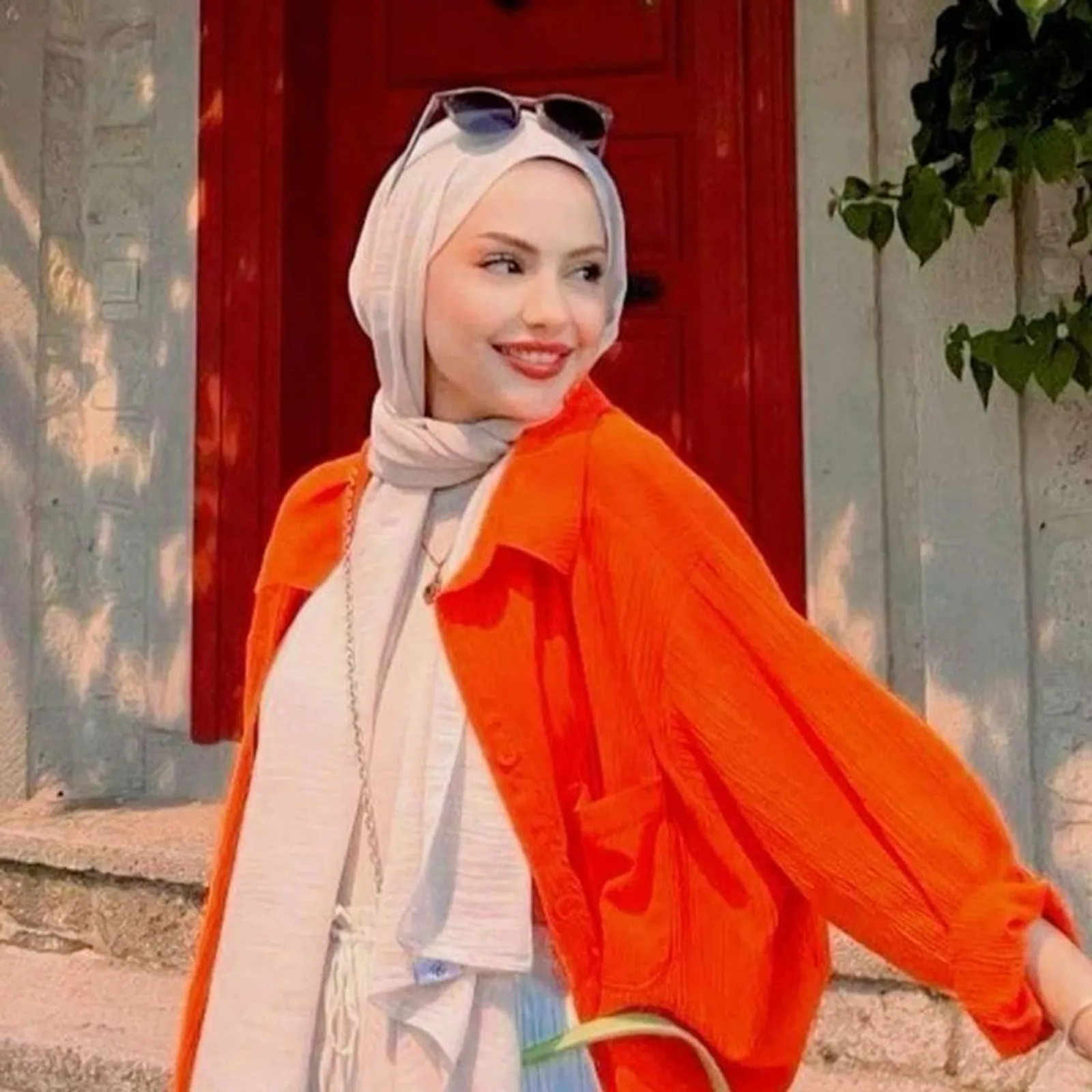 Perpaduan Warna Baju Orange dengan Jilbab Apa? Ini 8 Rekomendasinya