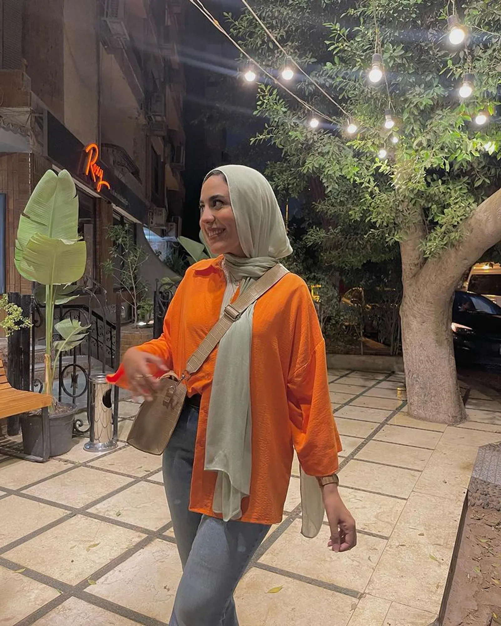 Perpaduan Warna Baju Orange dengan Jilbab Apa? Ini 8 Rekomendasinya