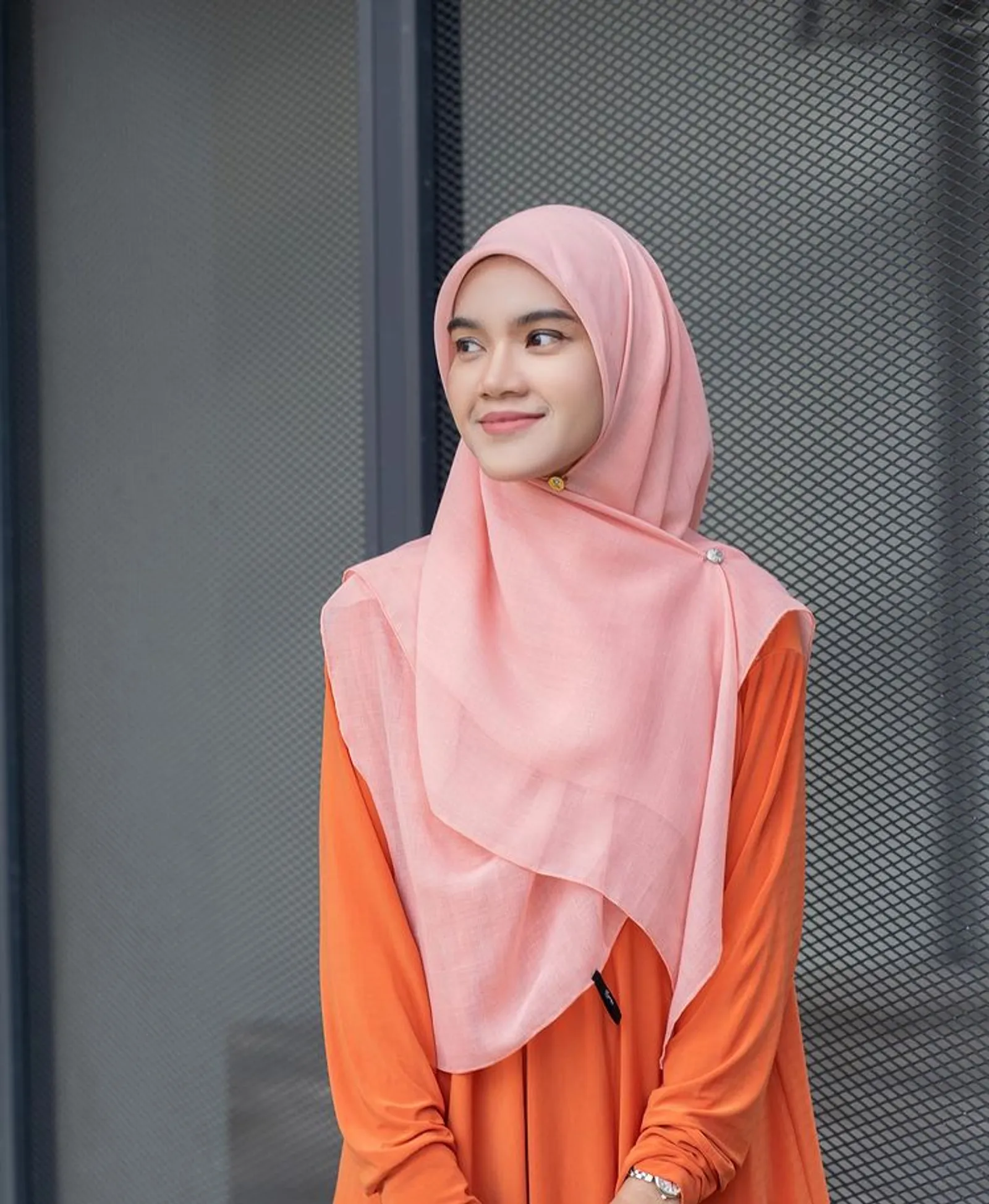 Perpaduan Warna Baju Orange dengan Jilbab Apa? Ini 8 Rekomendasinya