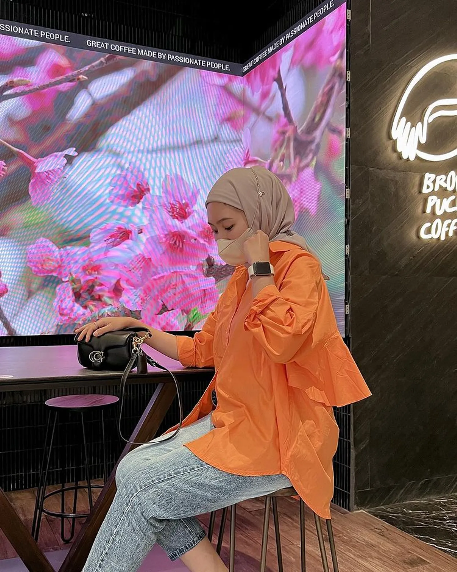 Perpaduan Warna Baju Orange dengan Jilbab Apa? Ini 8 Rekomendasinya