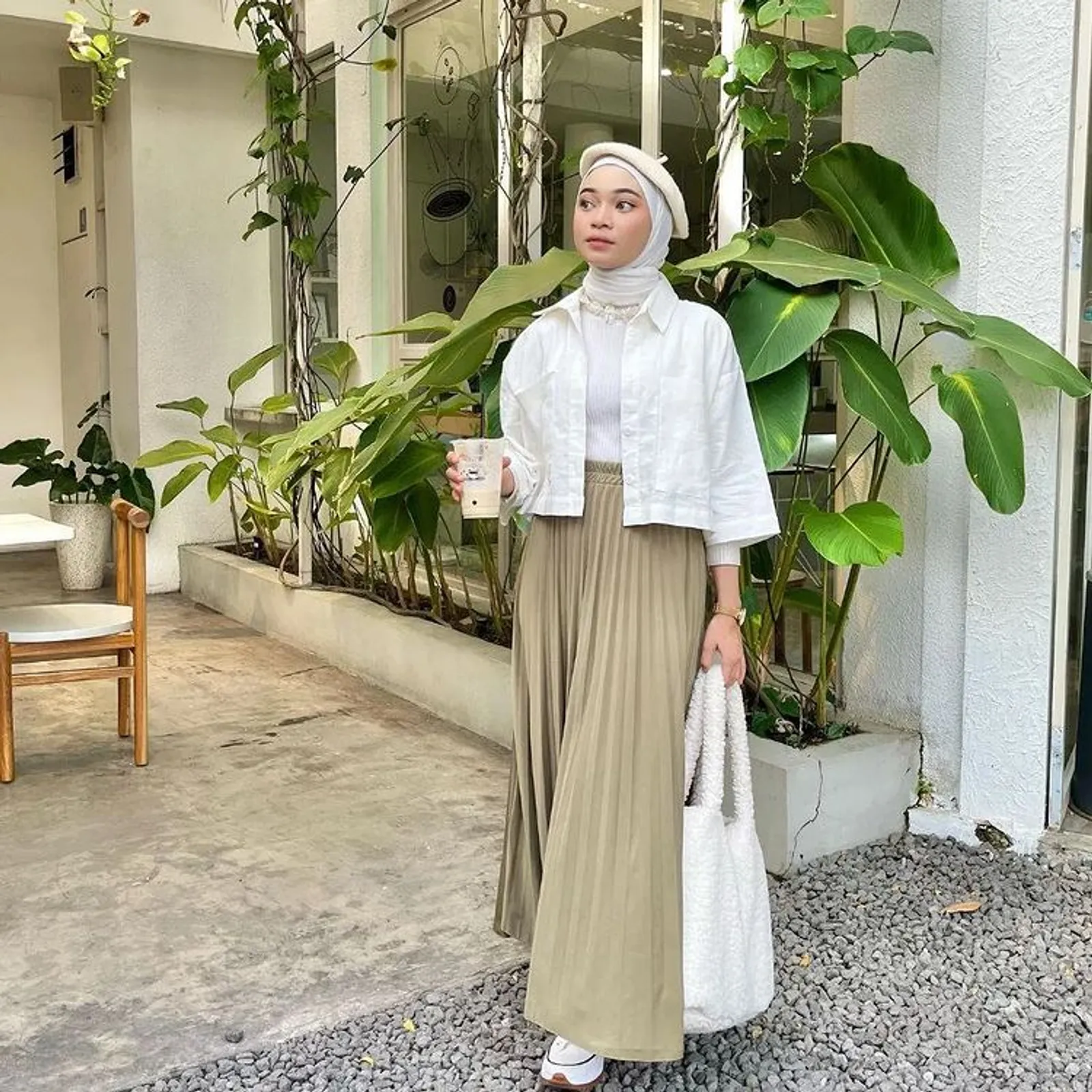 5 Ide Mix and Match Crop Top Hijab, Bikin Tampilan Makin Kece