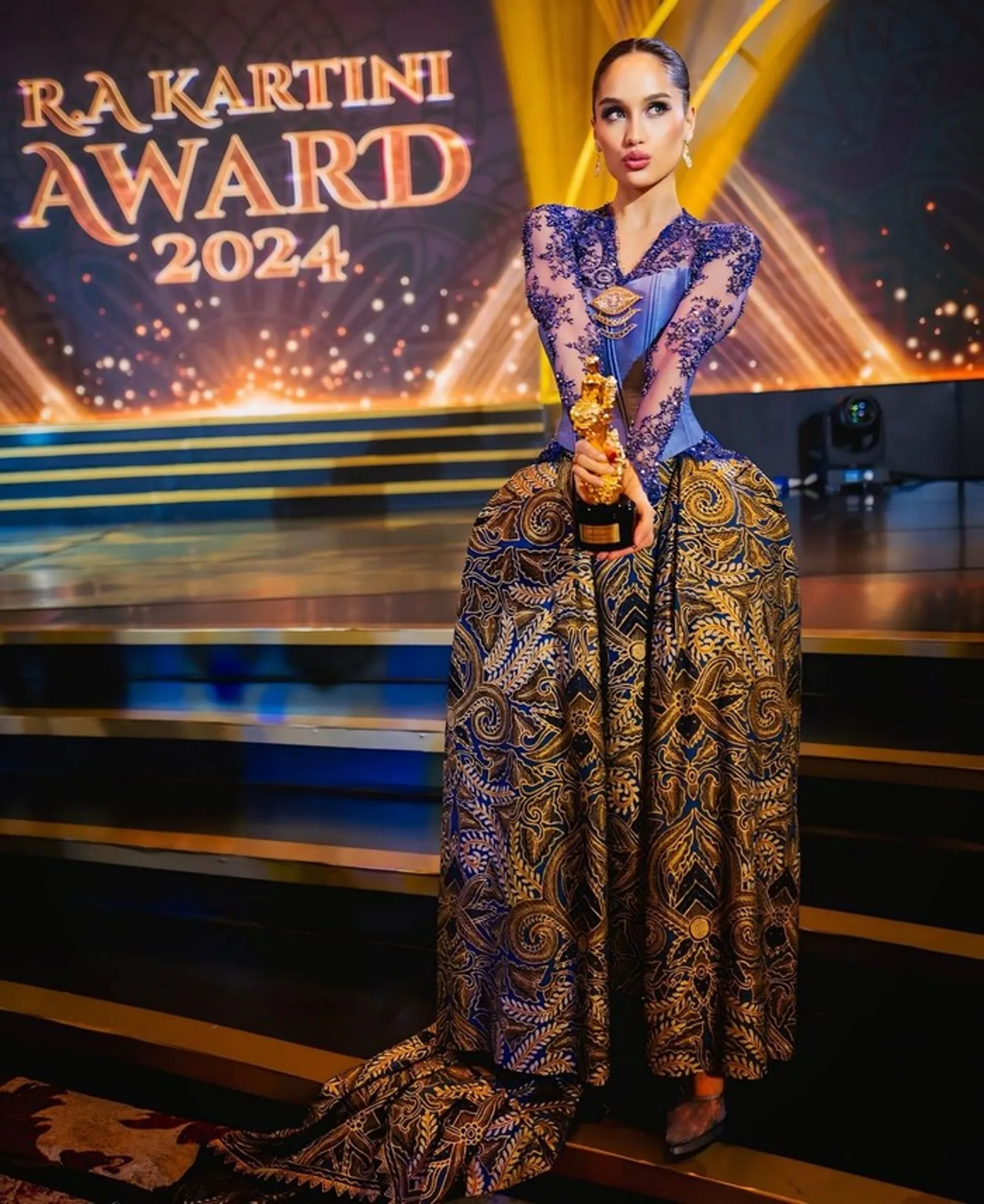 Gaya Publik Figur Berbalut Wastra di ​​RA Kartini Award 2024