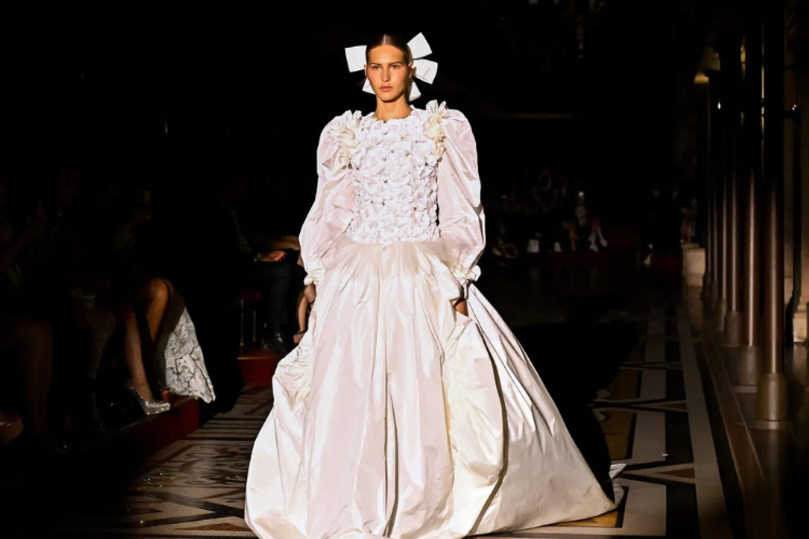 Parade Kilas Balik Kemewahan Khas Chanel di Haute Couture Fall 2024