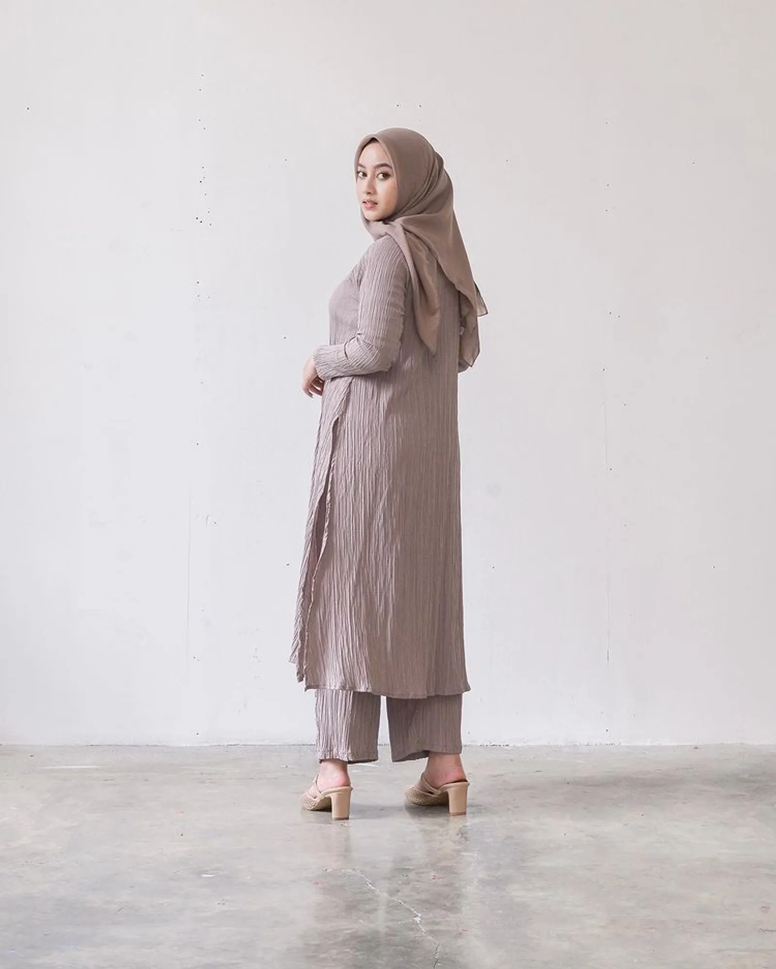 Baju Warna Taupe Cocok dengan Jilbab Warna Apa? Ini 6 Referensinya