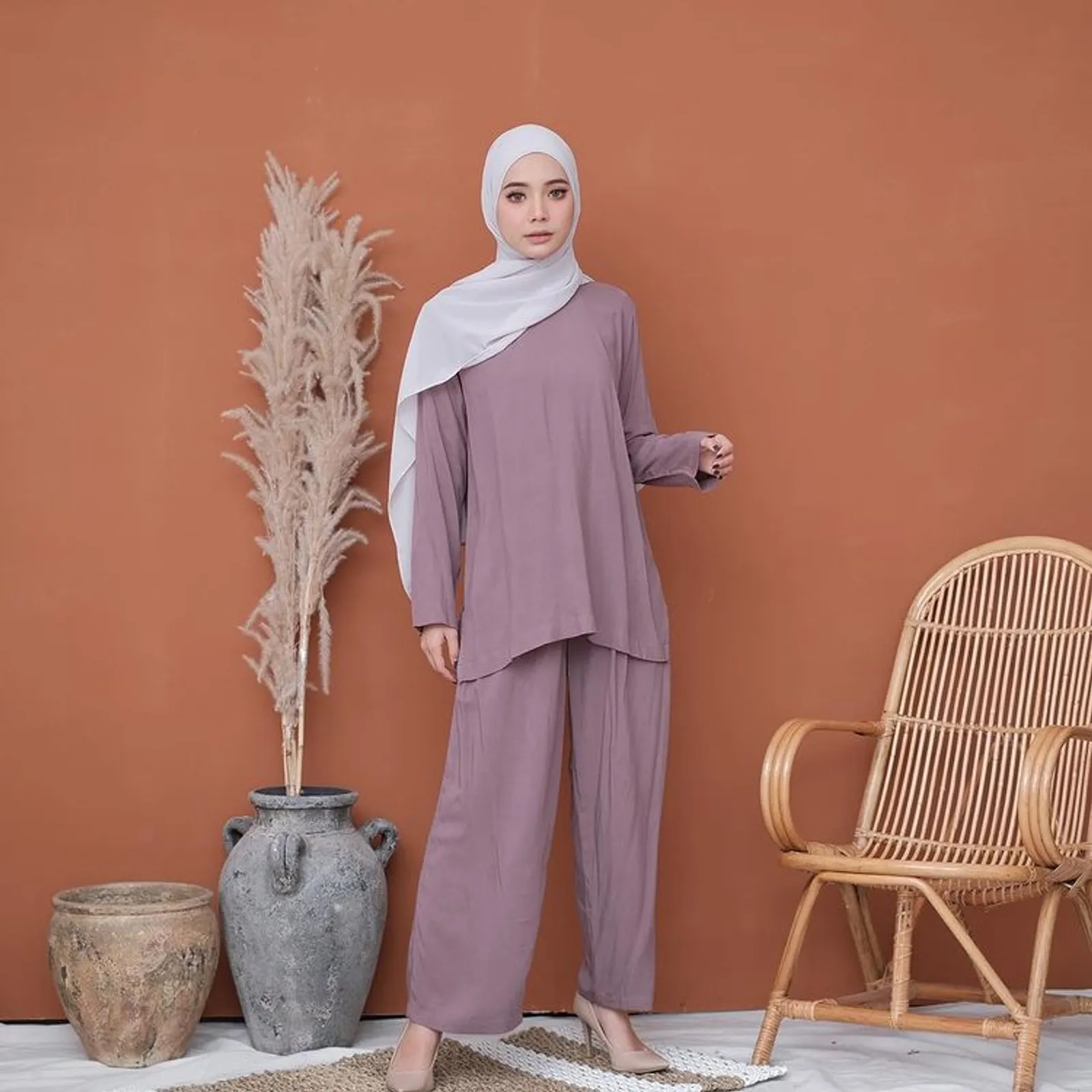 Baju Warna Taupe Cocok dengan Jilbab Warna Apa? Ini 6 Referensinya