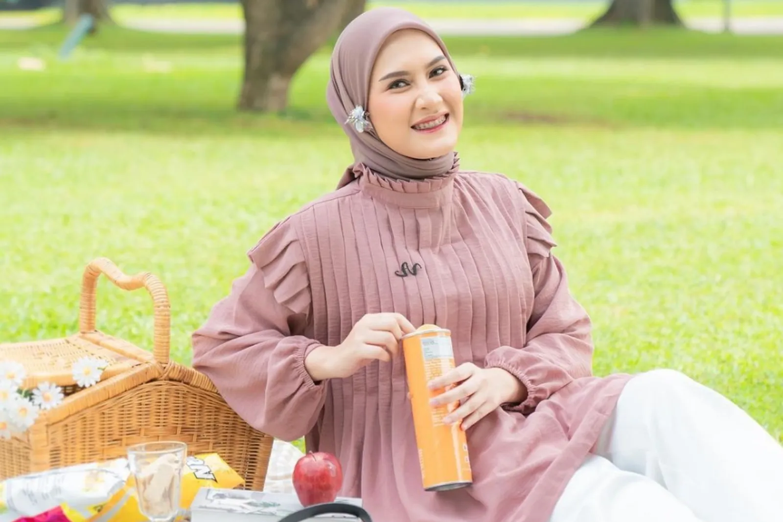 Baju Warna Taupe Cocok dengan Jilbab Warna Apa? Ini 6 Referensinya