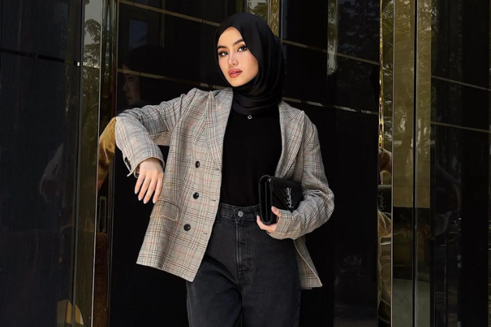 5 OOTD Kaus Hitam Hijab untuk OOTD Modis Anti Ribet