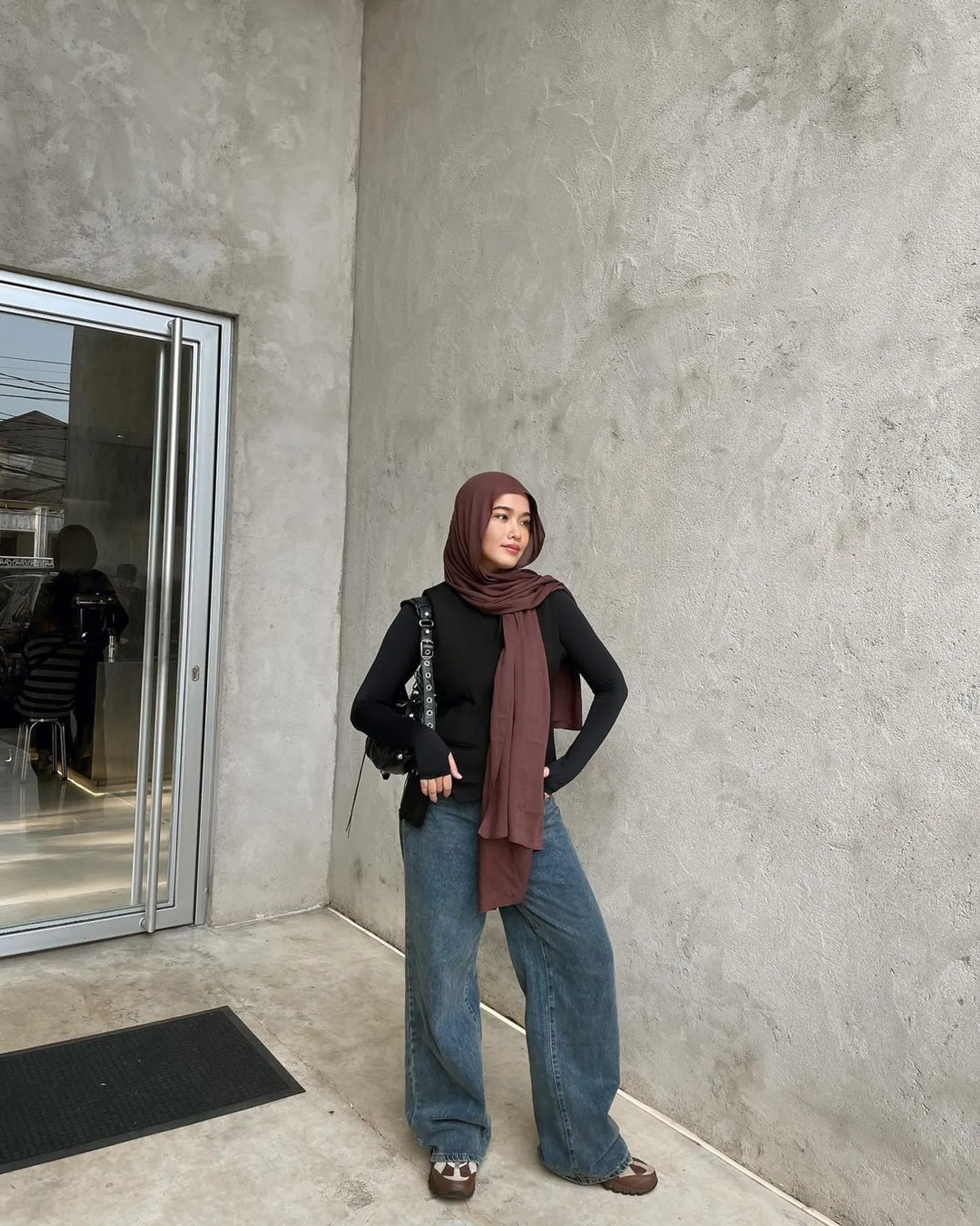 5 OOTD Kaus Hitam Hijab untuk OOTD Modis Anti Ribet