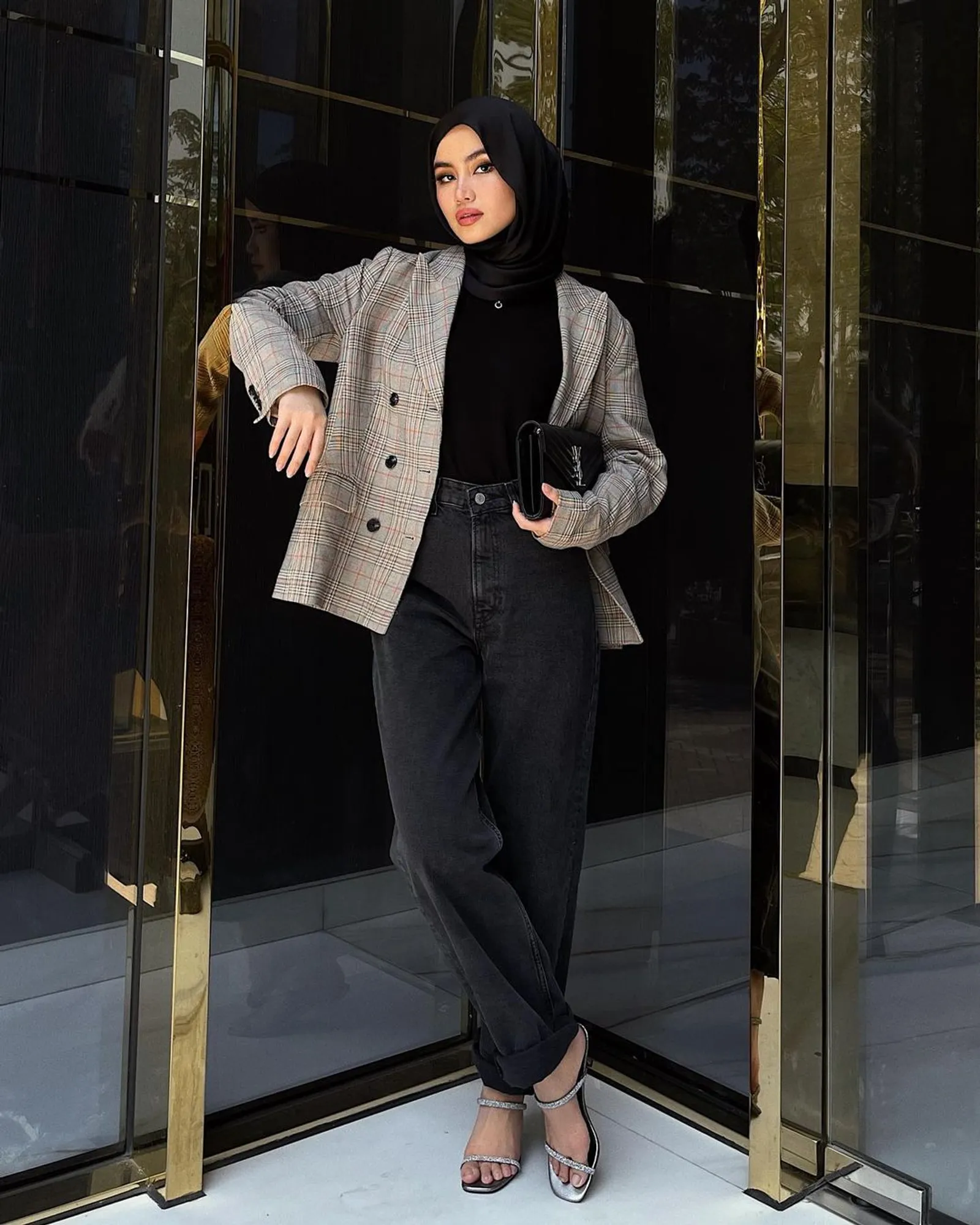 5 OOTD Kaus Hitam Hijab untuk OOTD Modis Anti Ribet