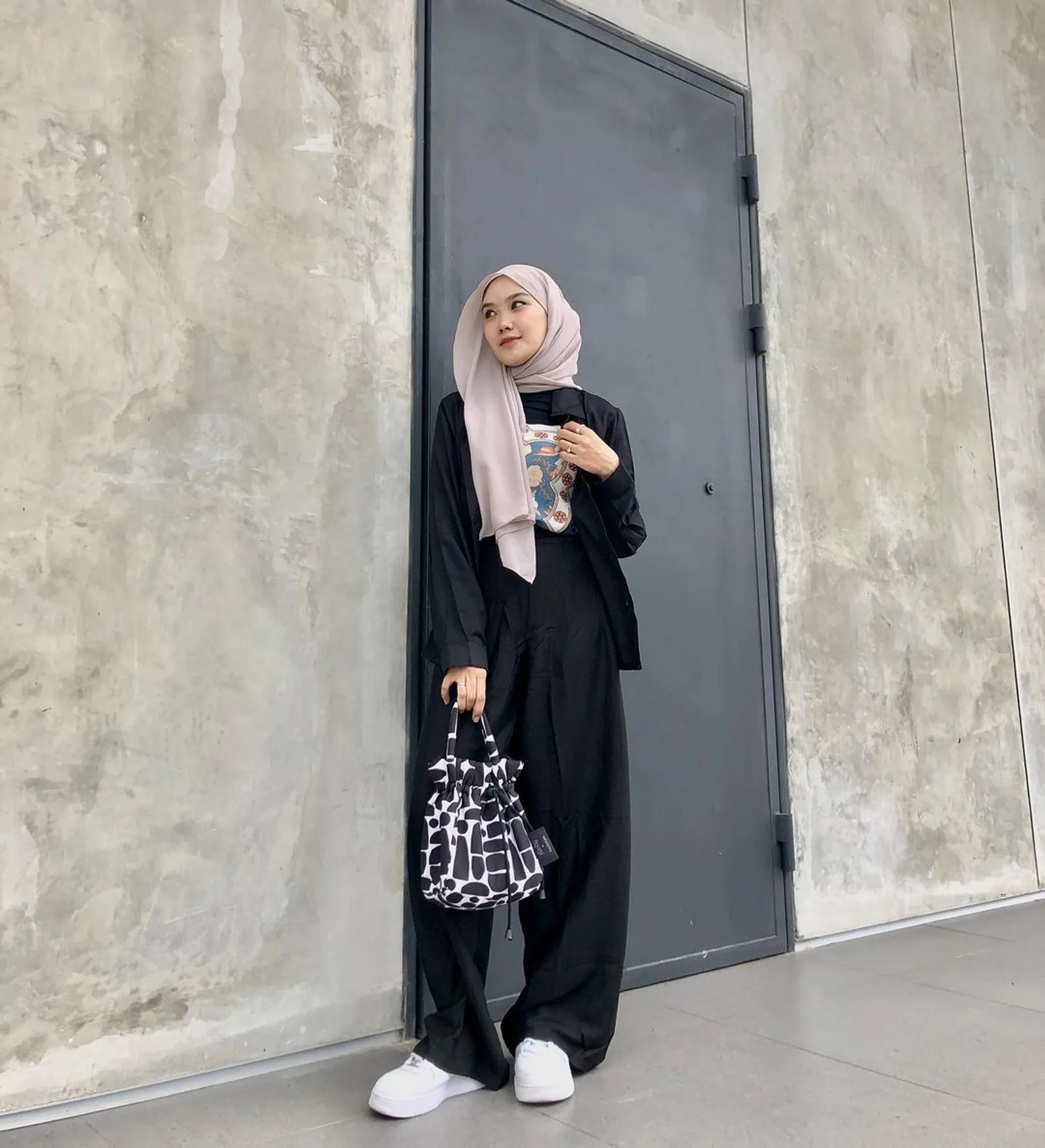 5 OOTD Kaus Hitam Hijab untuk OOTD Modis Anti Ribet