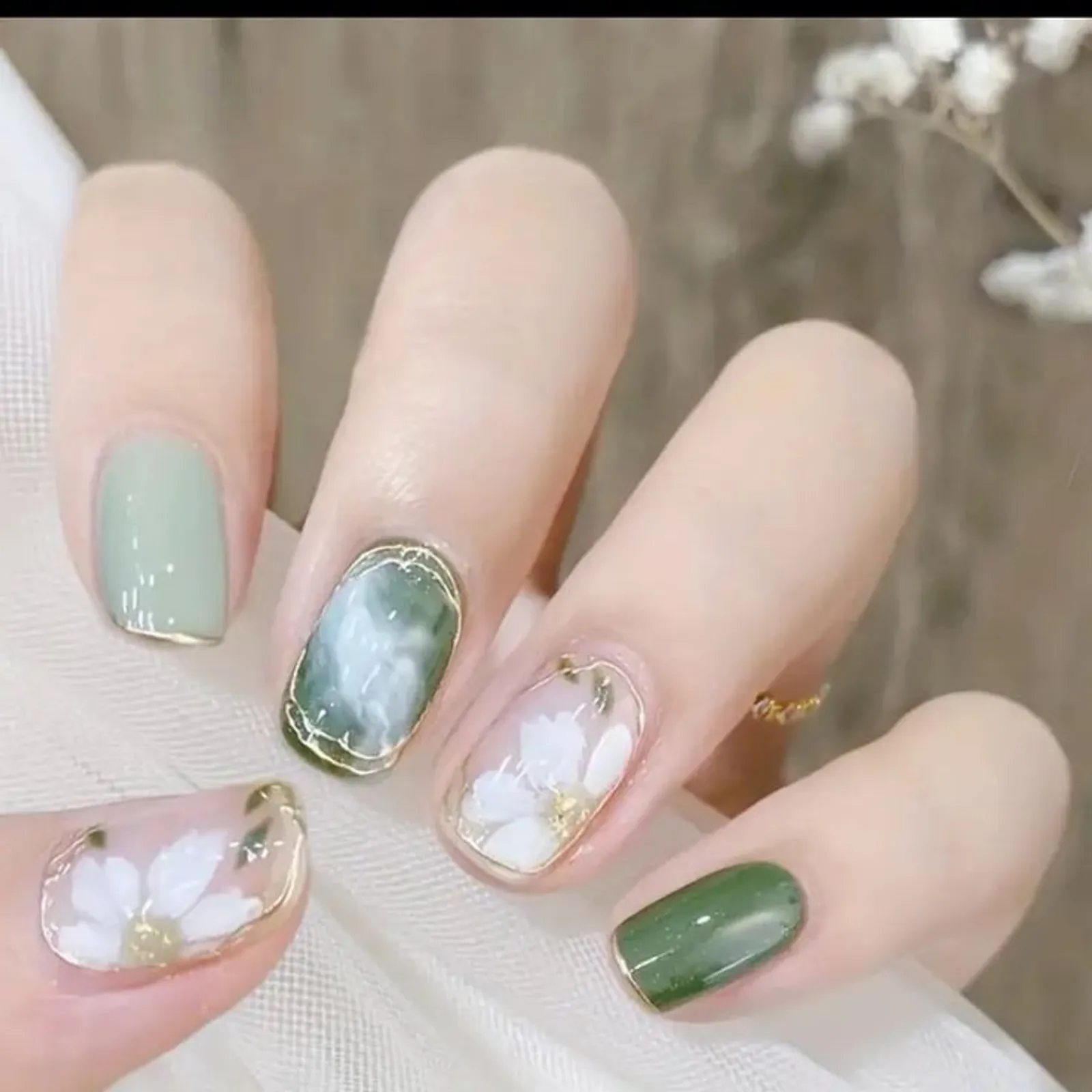 9 Inspirasi Nail Art Hijau Sage yang Fresh dan Cantik