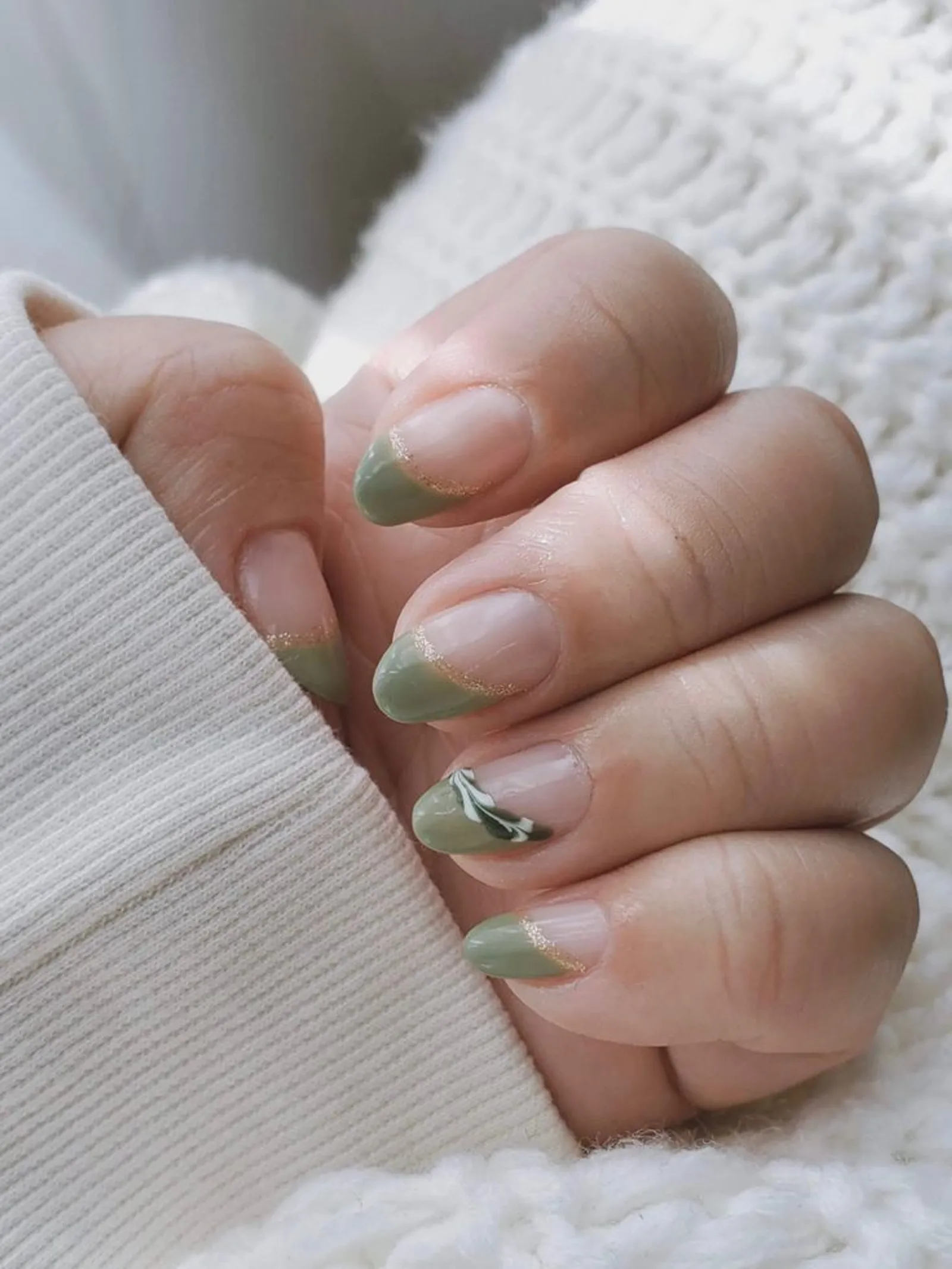 9 Inspirasi Nail Art Hijau Sage yang Fresh dan Cantik