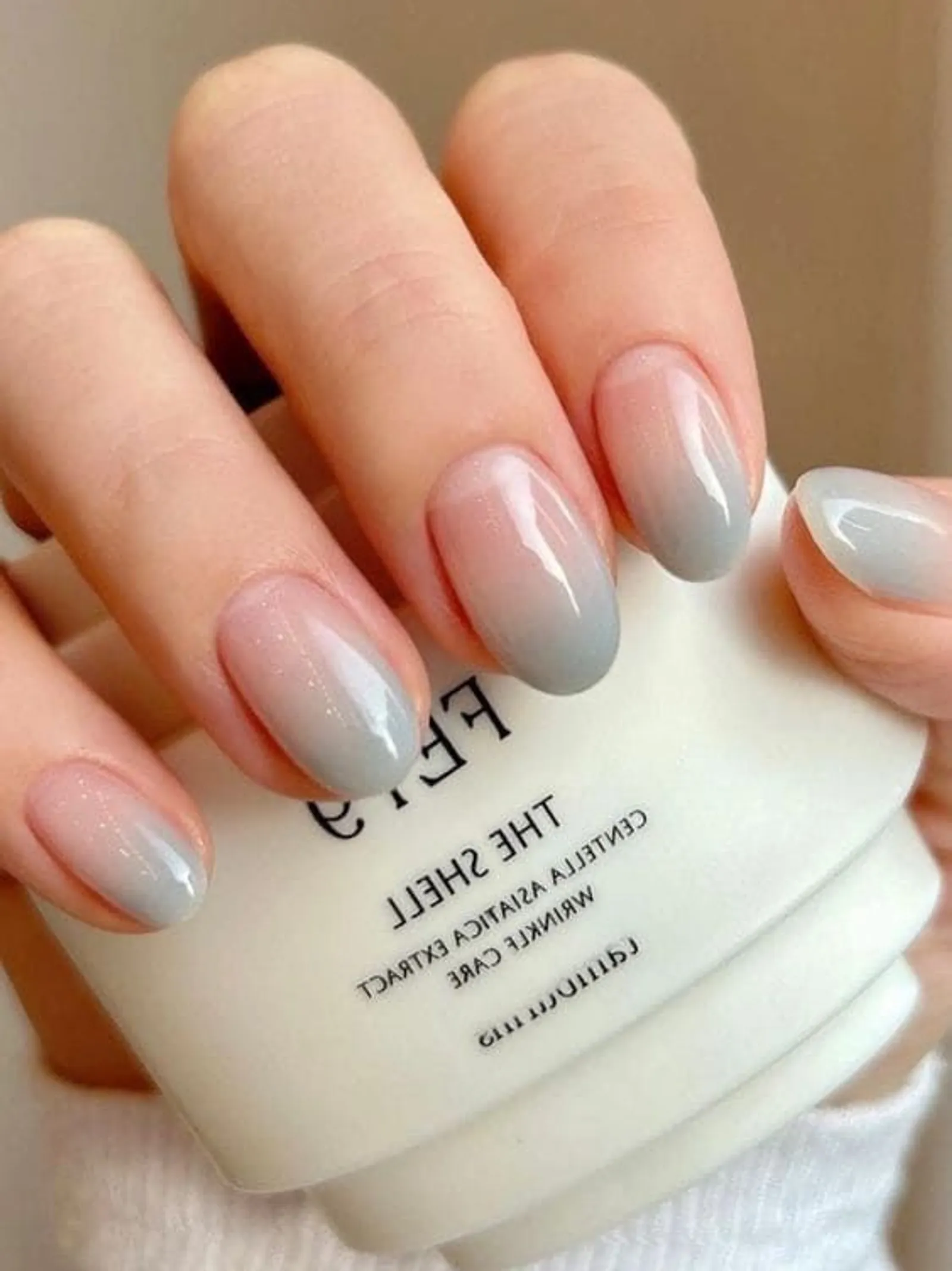 9 Inspirasi Nail Art Hijau Sage yang Fresh dan Cantik