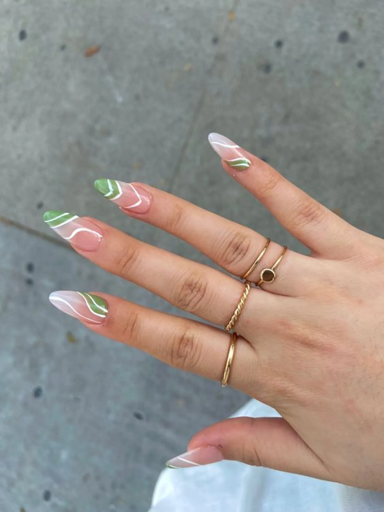 9 Inspirasi Nail Art Hijau Sage yang Fresh dan Cantik