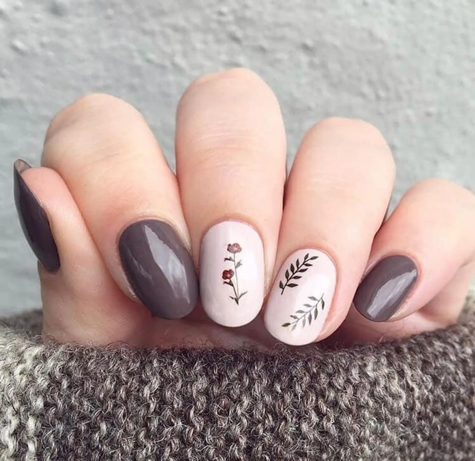 9 Inspirasi Nail Art Hijau Sage yang Fresh dan Cantik