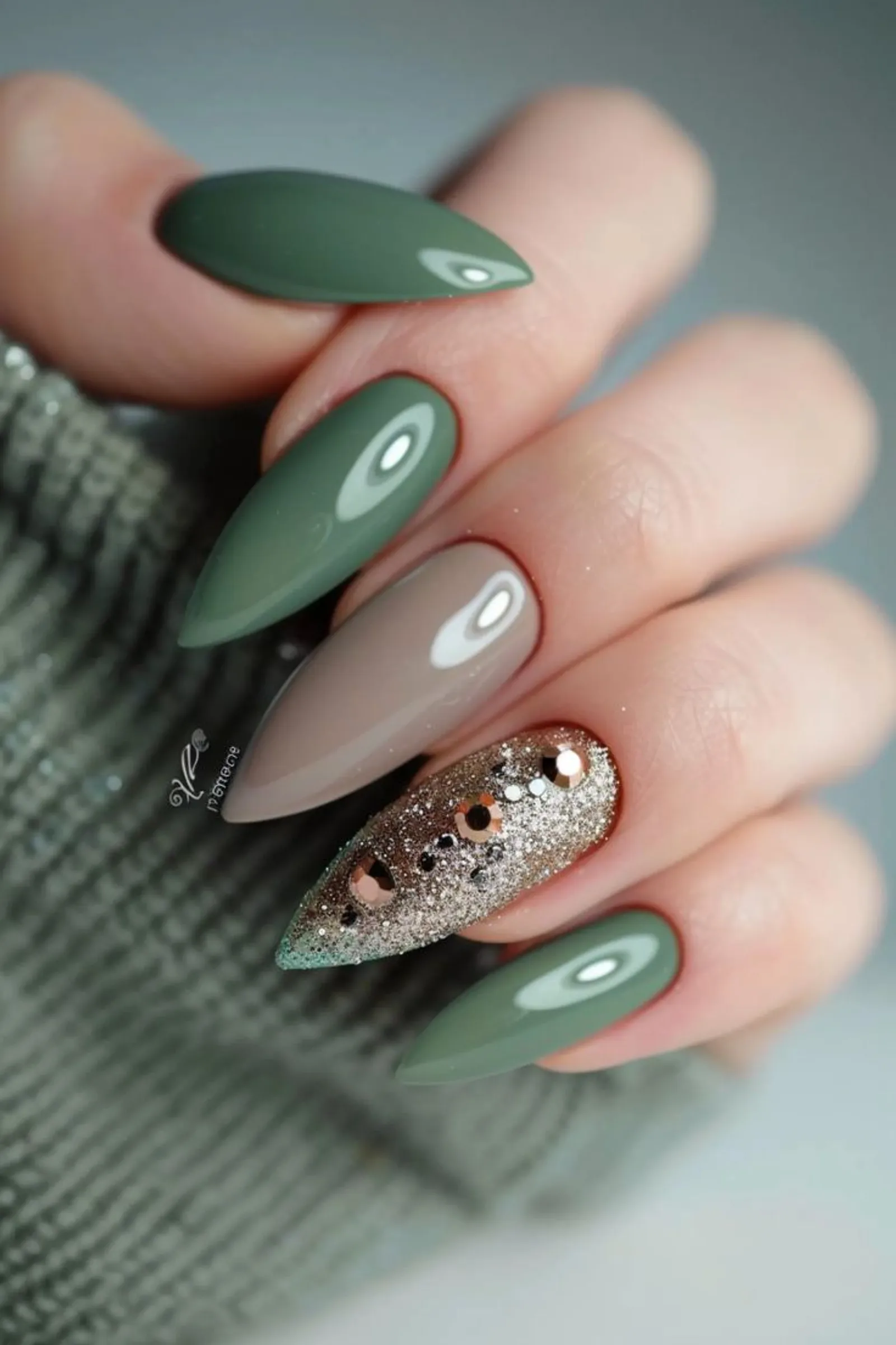 9 Inspirasi Nail Art Hijau Sage yang Fresh dan Cantik