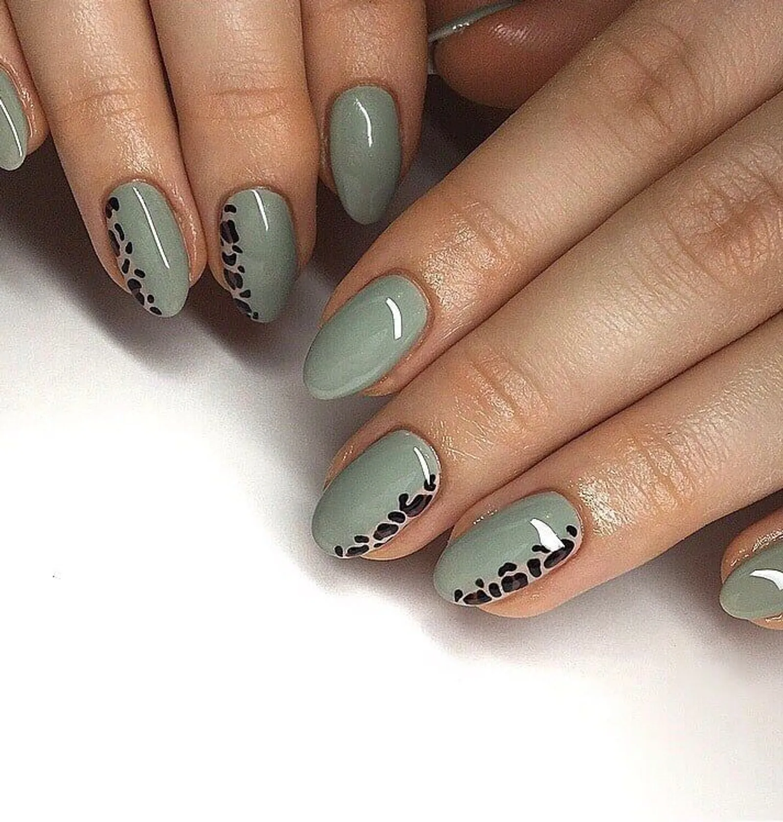 9 Inspirasi Nail Art Hijau Sage yang Fresh dan Cantik