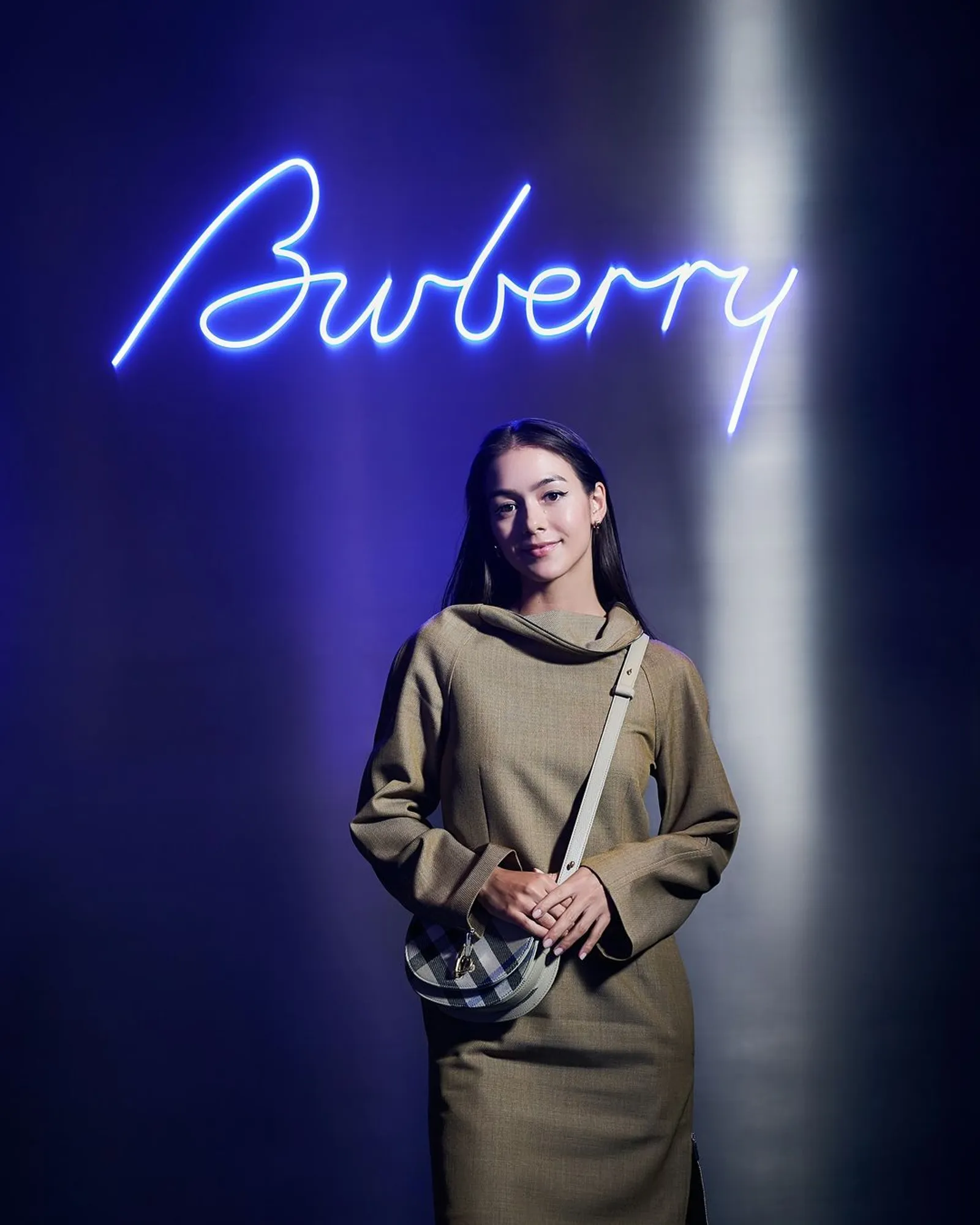 Gaya Modis Seleb Hadiri Pembukaan Burberry Knight Bar