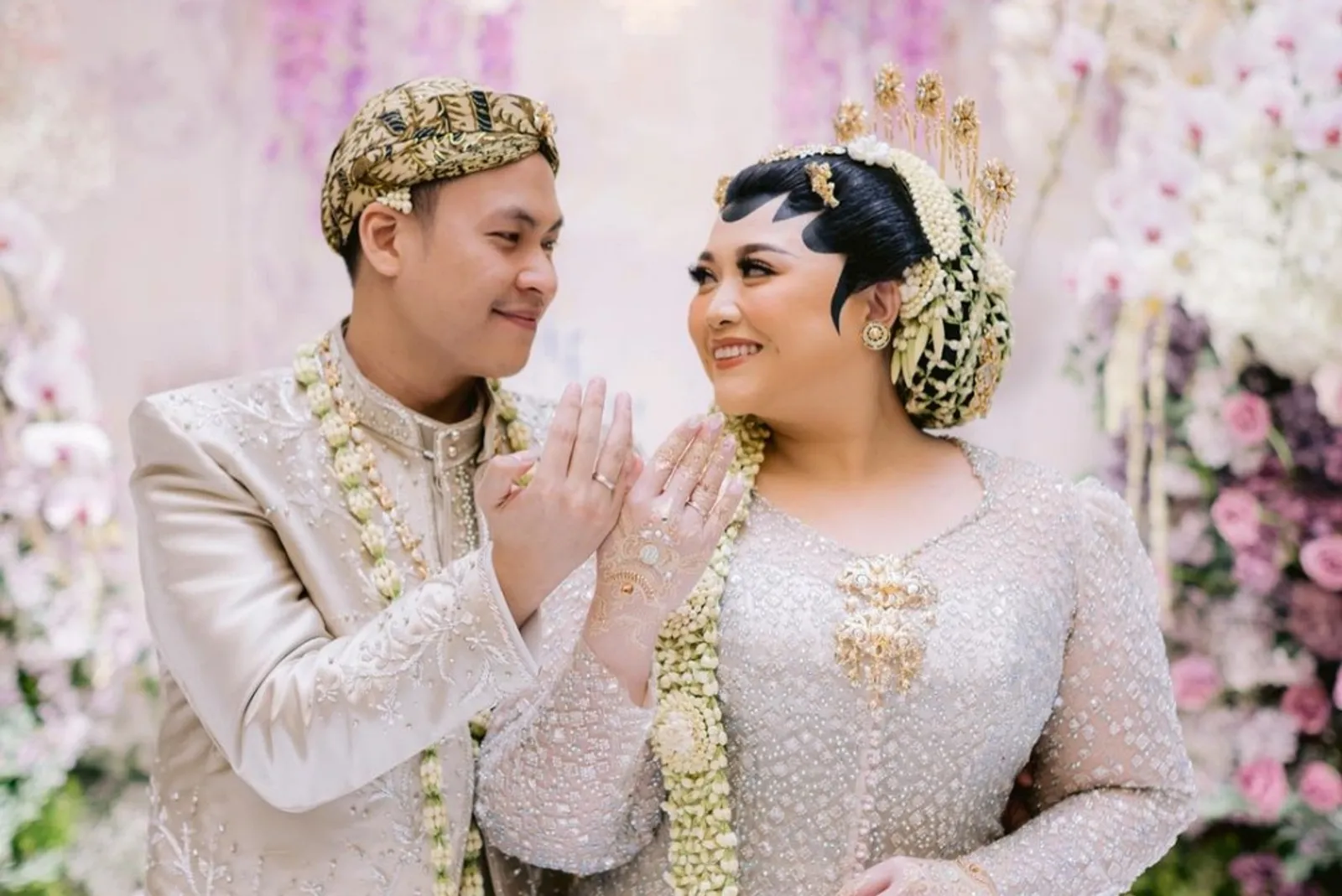 Fakta Pernikahan Clarissa Putri dan Sandro Fahdhipa, Kental Adat Jawa!