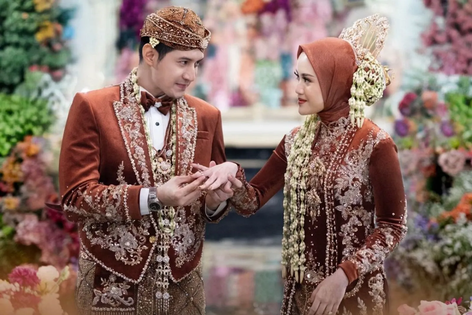 Lepas Lajang di Usia 39, Ini Fakta Pernikahan Chand Kelvin dan Istri