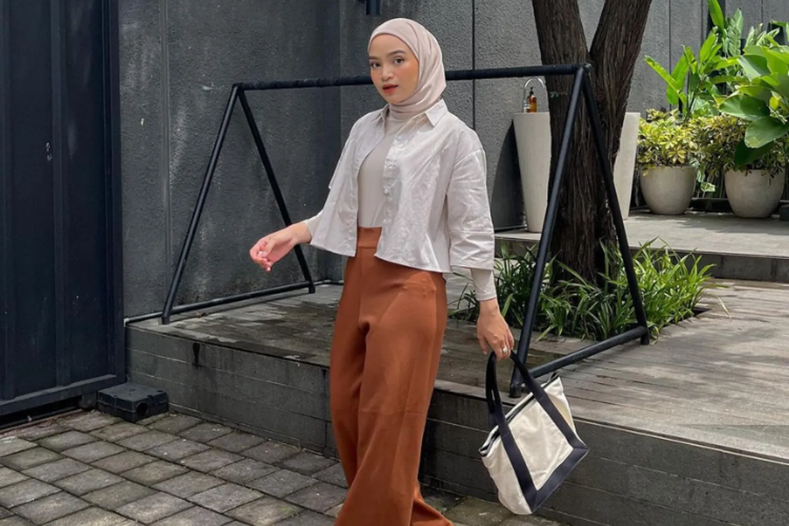 Kumpulan Model Celana yang Cocok untuk Baju Crop Hijab