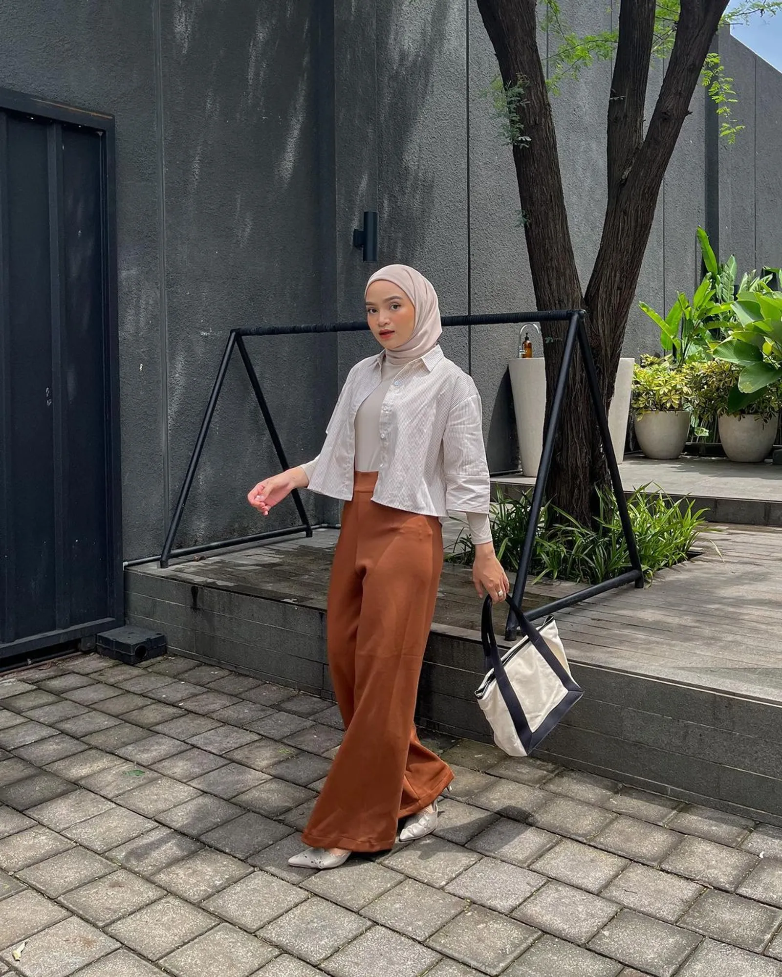 Kumpulan Model Celana yang Cocok untuk Baju Crop Hijab