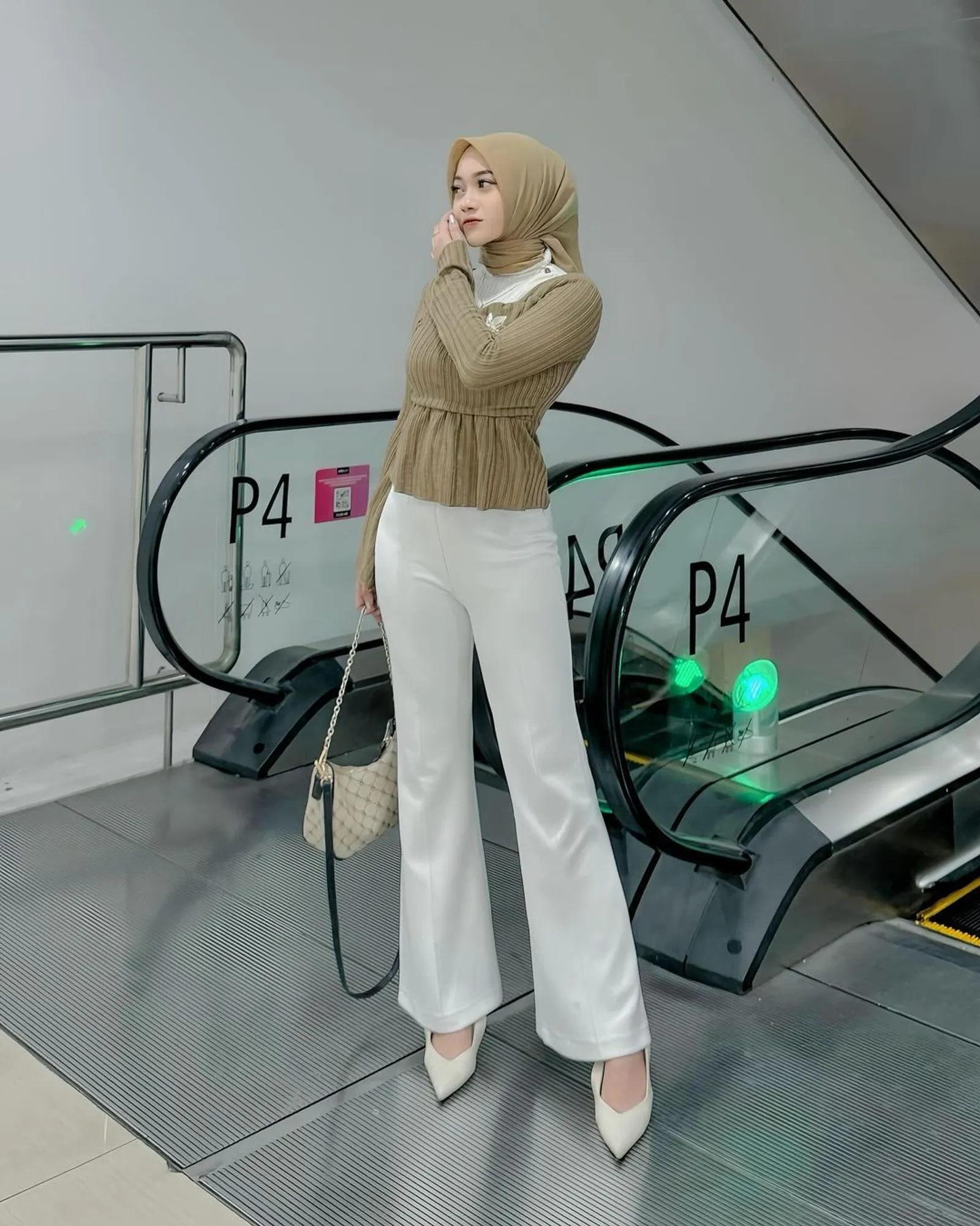 Kumpulan Model Celana yang Cocok untuk Baju Crop Hijab