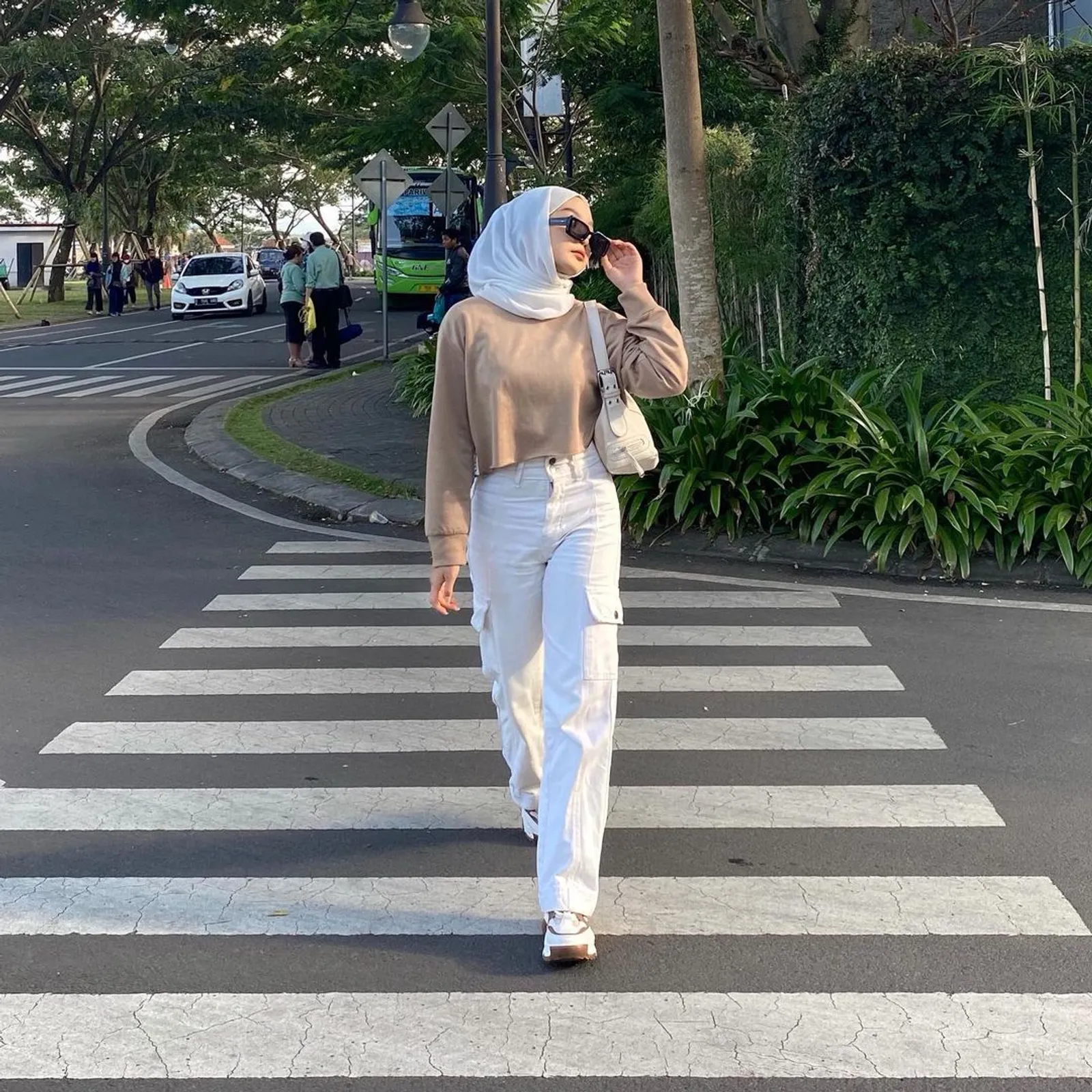 Kumpulan Model Celana yang Cocok untuk Baju Crop Hijab