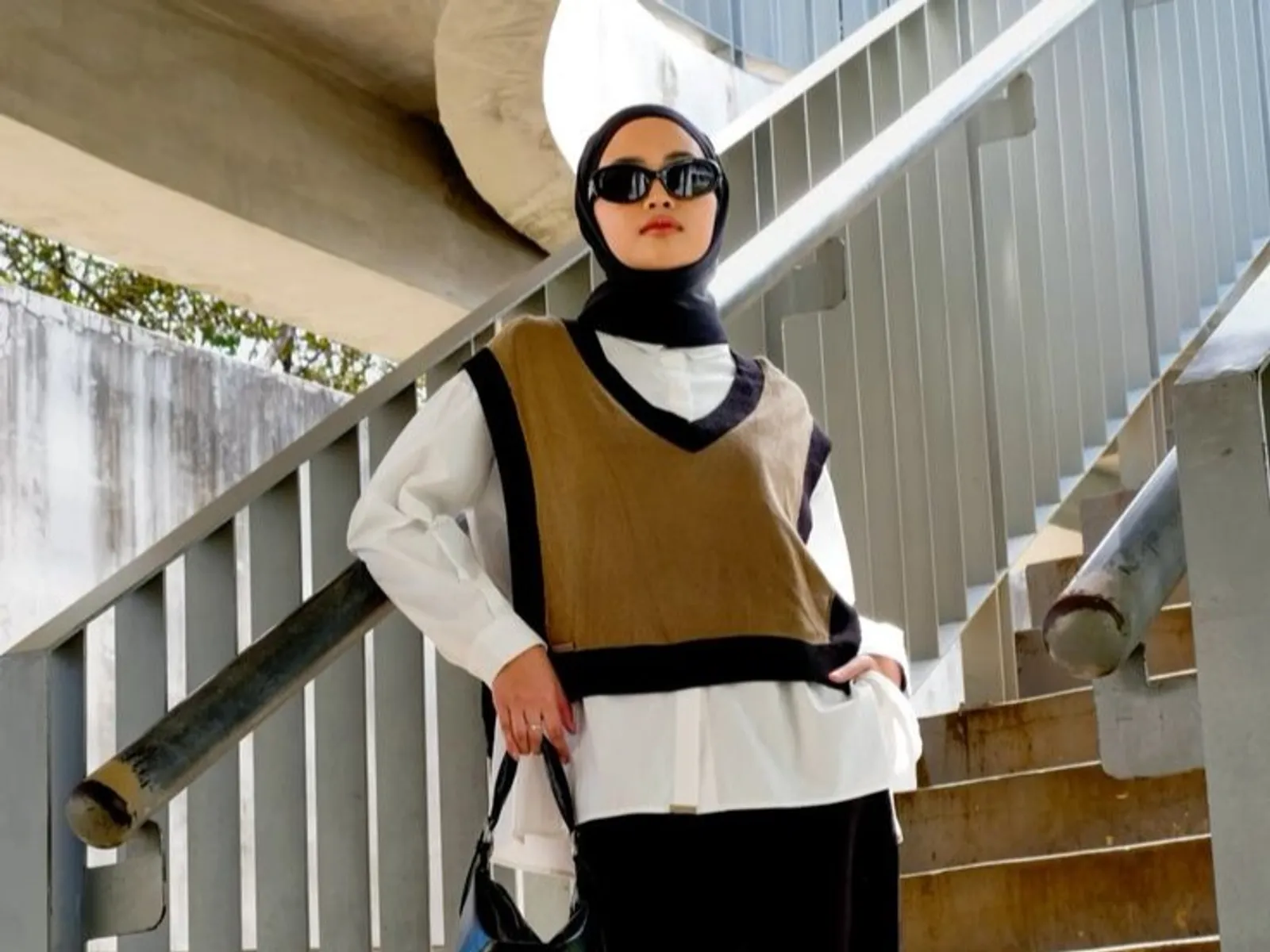 Rekomendasi Outfit Vest Hijab untuk Ngantor, Ikuti Mix and Match Ini!