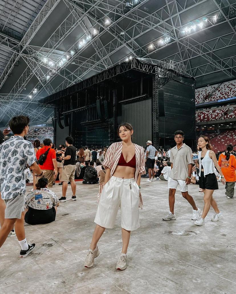 Inspirasi Outfit Konser Celana Pendek Wanita
