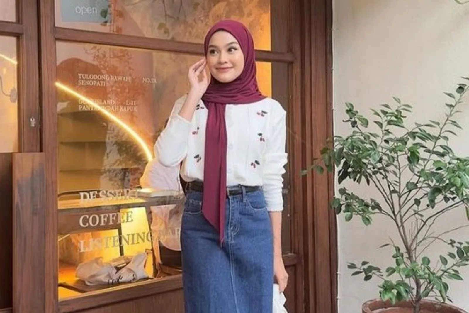 10 Outfit ke Wisuda Teman yang Fashionable dan Sopan