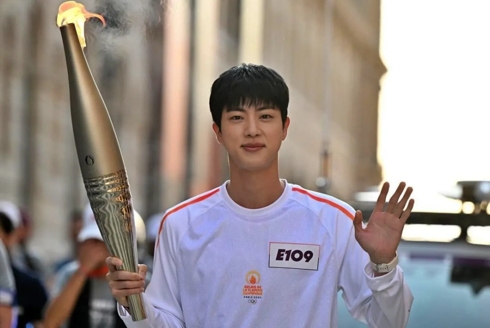 Potret Karismatik Jin 'BTS' Membawa Obor Olimpiade Paris 2024