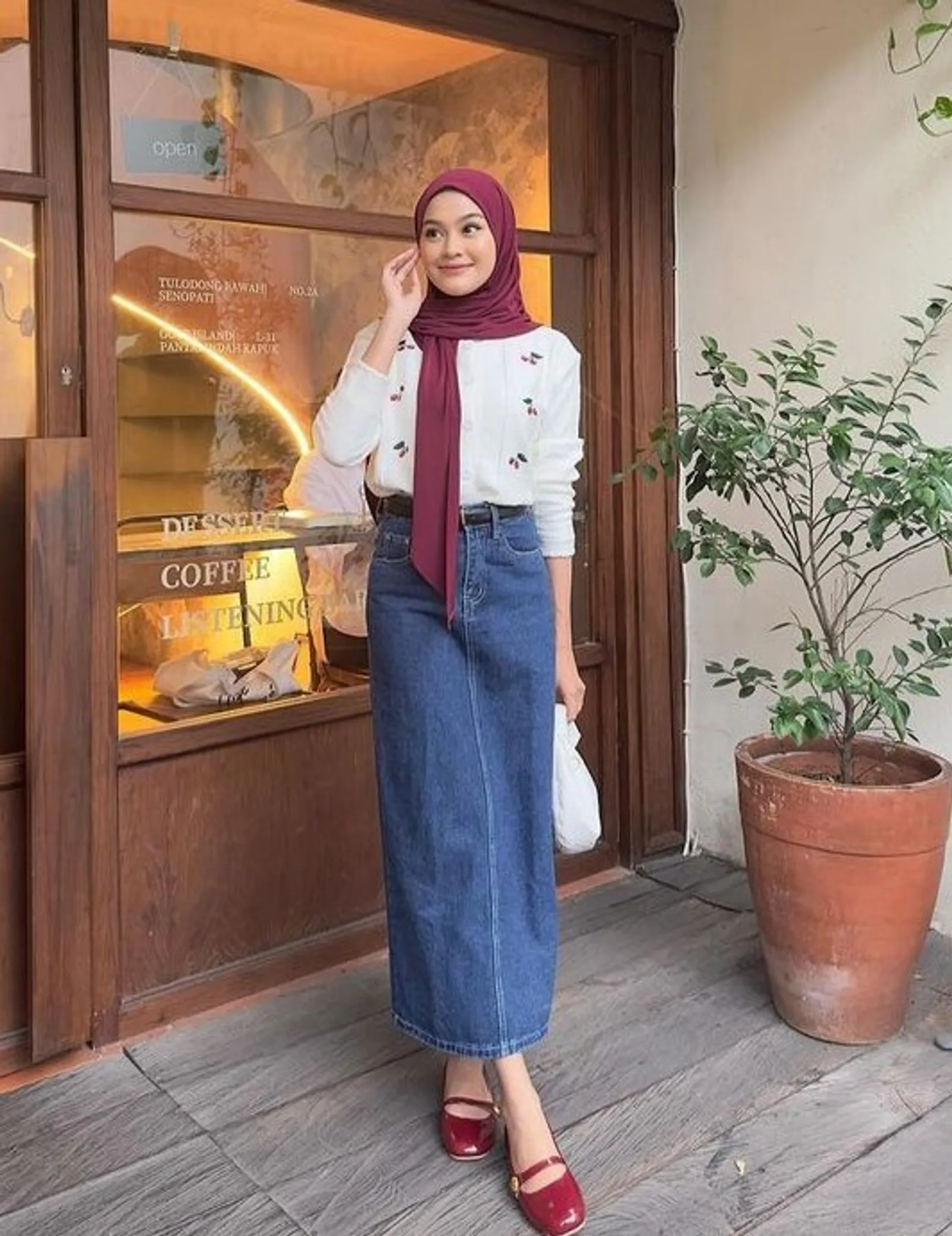 10 Outfit ke Wisuda Teman yang Fashionable dan Sopan