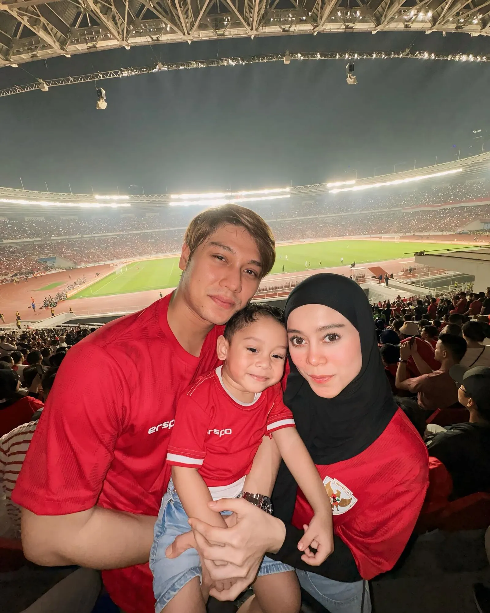 8 Outfit Nonton Bola untuk Perempuan yang Stylish dan Keren