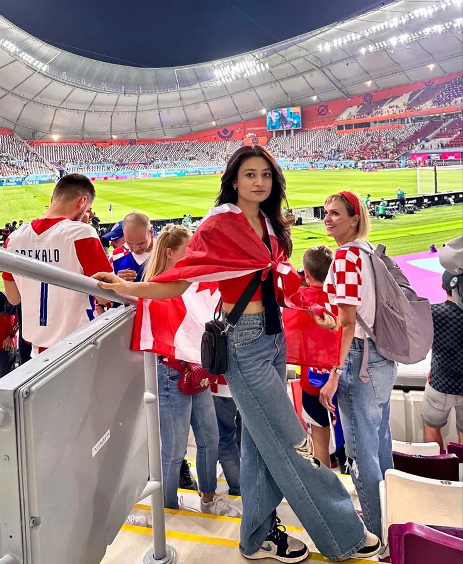 8 Outfit Nonton Bola untuk Perempuan yang Stylish dan Keren