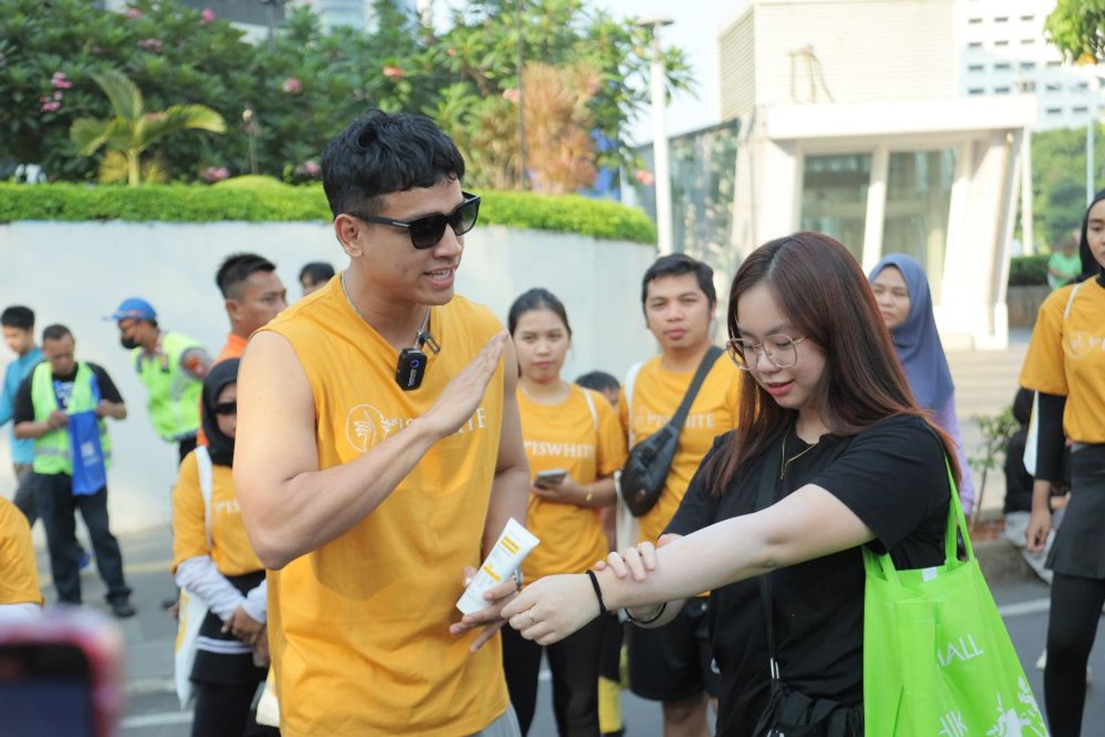 Gaet Fadly Faisal, Iswhite Bagikan Body Sunscreen Gratis di CFD! 