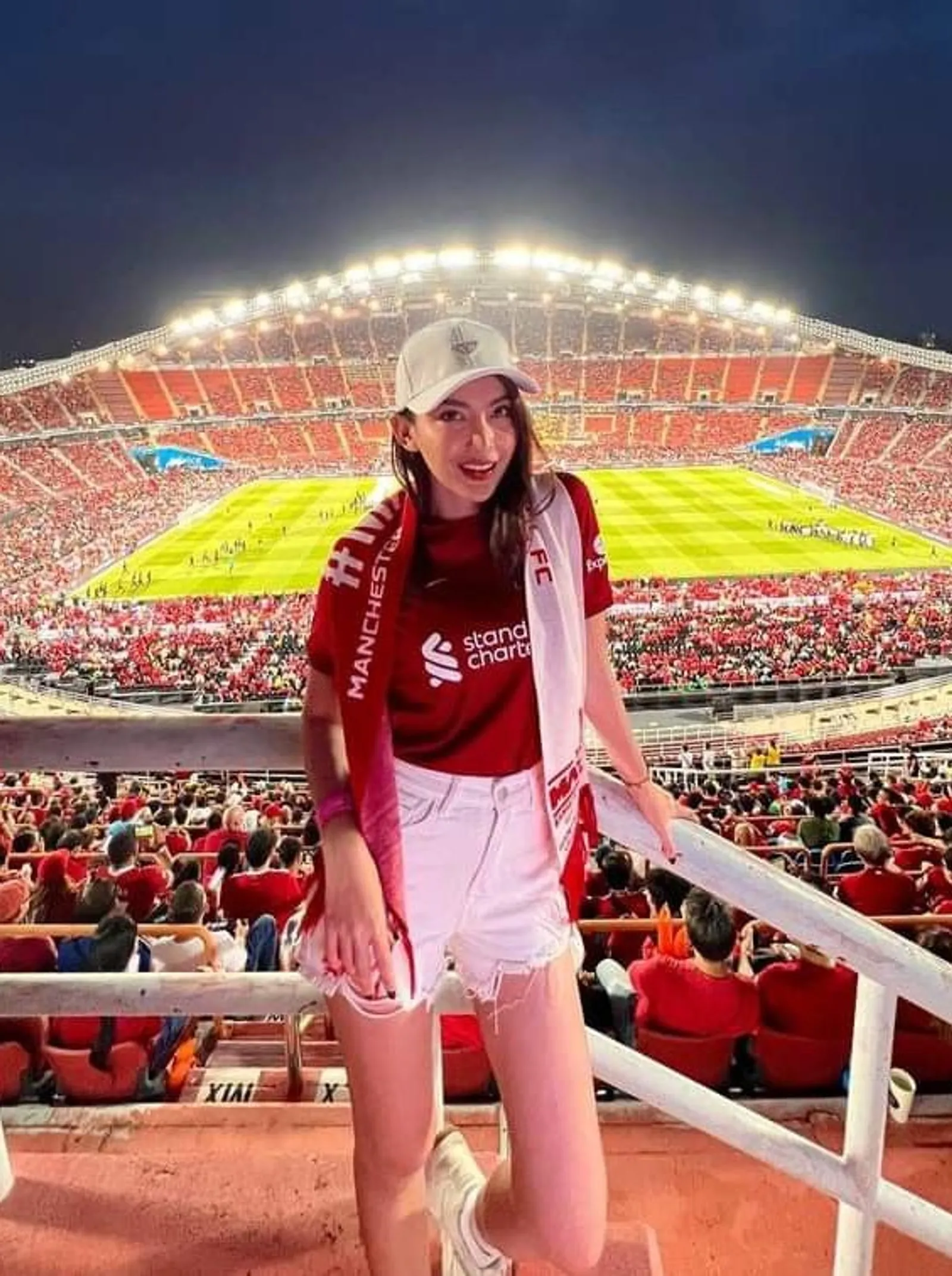 8 Outfit Nonton Bola untuk Perempuan yang Stylish dan Keren